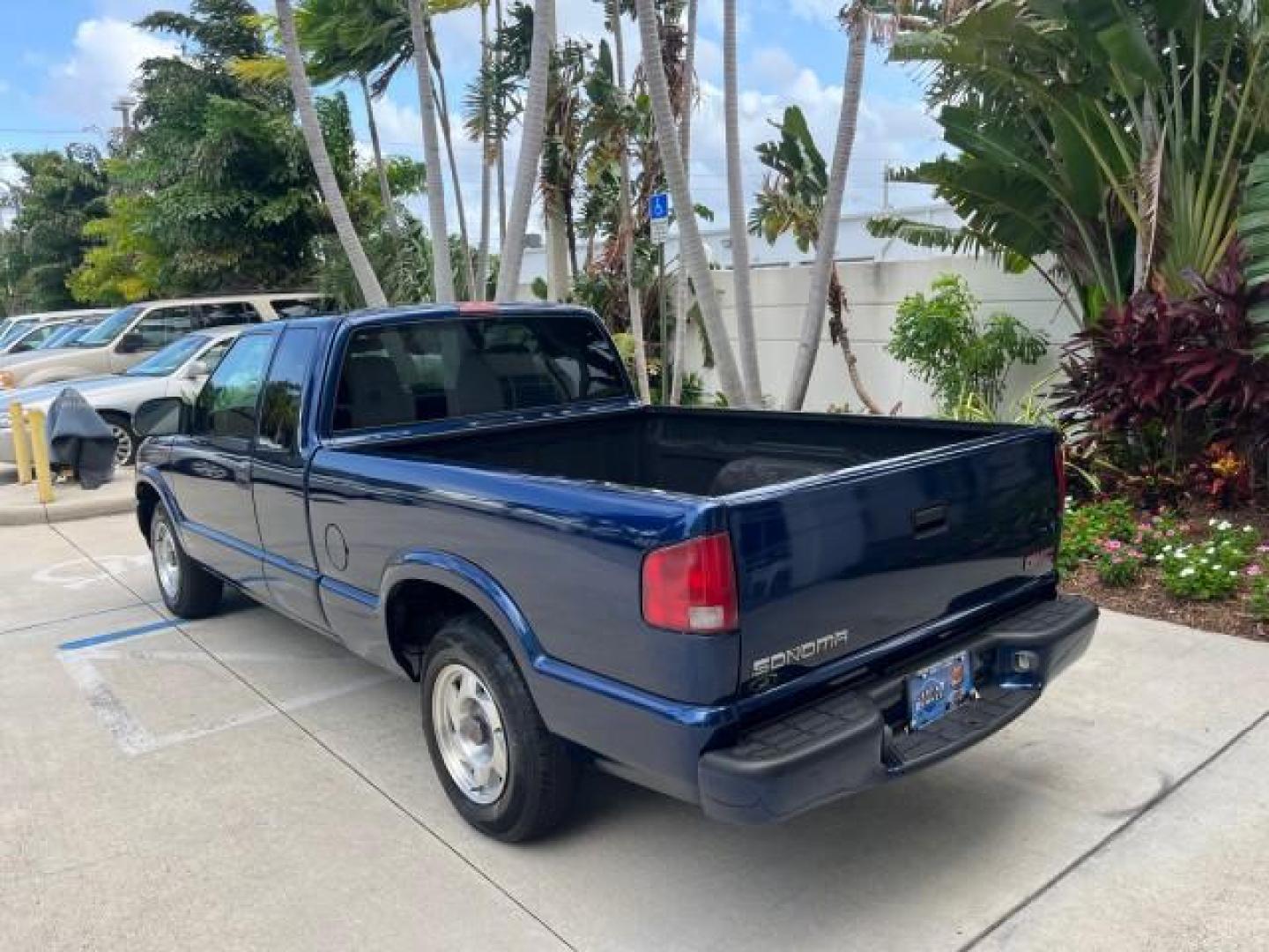 2001 Space Blue Metallic /Gray GMC Sonoma 1 FL SLS LOW MILES 56,514 (1GTCS19W918) with an 4.3L Vortec 1000 SFI V6 Engine engine, Automatic transmission, located at 4701 North Dixie Hwy, Pompano Beach, FL, 33064, (954) 422-2889, 26.240938, -80.123474 - OUR WEBPAGE FLORIDACARS1.COM HAS OVER 100 PHOTOS AND FREE CARFAX LINK 2001 GMC SONOMA SL ROAD READY WORK READY VIN: 1GTCS19W918196334 NO RECALLS 6,1 FT BED CLUB CAB PICKUP 1 OWNER FLORIDA 4.3L V6 4.3L V6 F AUTO AC LOW MILES 56,514 GASOLINE REAR WHEEL DRIVE 6.1' Bed Length Anti-Theft System Approach - Photo#71