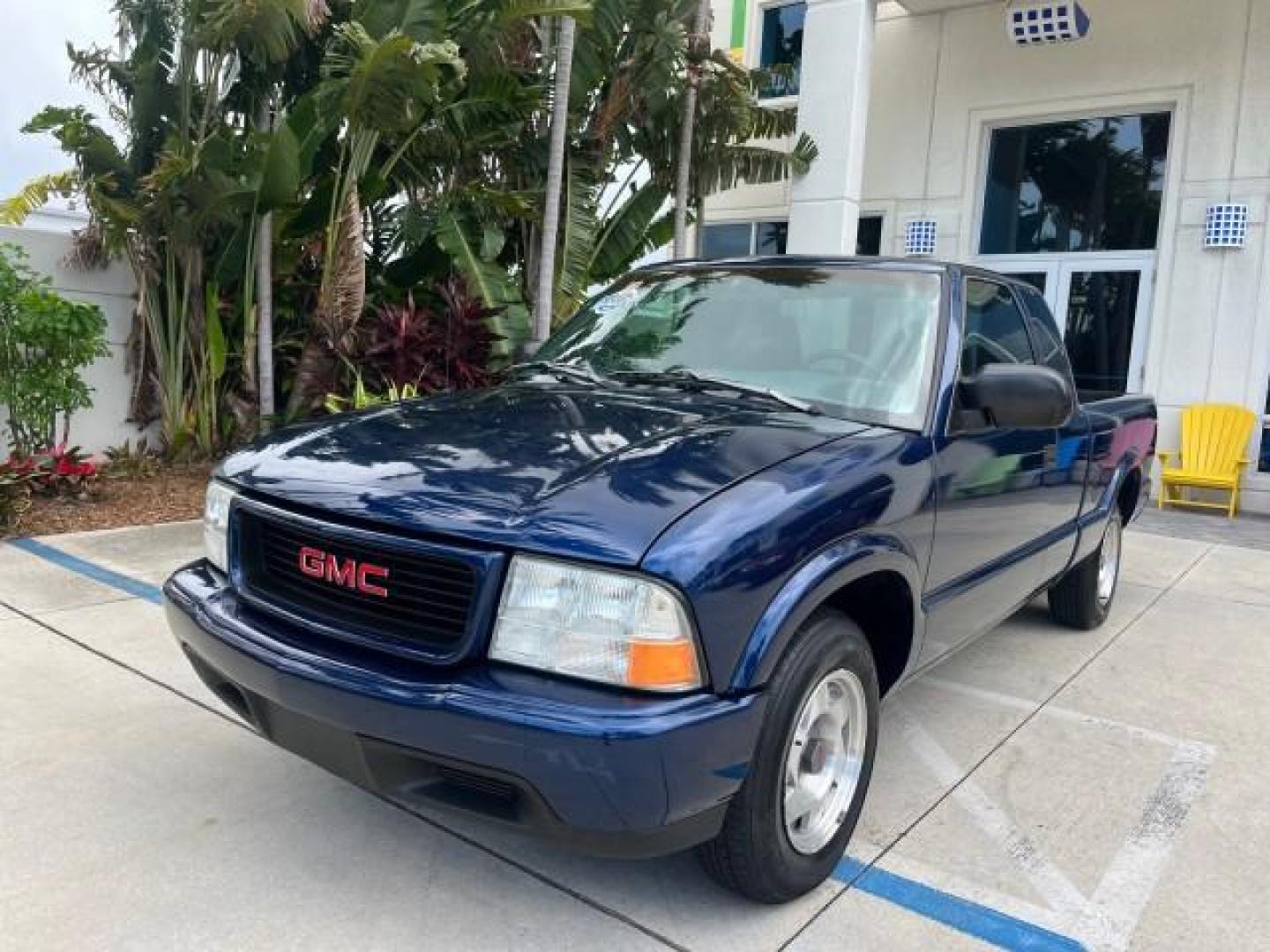 2001 Space Blue Metallic /Gray GMC Sonoma 1 FL SLS LOW MILES 56,514 (1GTCS19W918) with an 4.3L Vortec 1000 SFI V6 Engine engine, Automatic transmission, located at 4701 North Dixie Hwy, Pompano Beach, FL, 33064, (954) 422-2889, 26.240938, -80.123474 - OUR WEBPAGE FLORIDACARS1.COM HAS OVER 100 PHOTOS AND FREE CARFAX LINK 2001 GMC SONOMA SL ROAD READY WORK READY VIN: 1GTCS19W918196334 NO RECALLS 6,1 FT BED CLUB CAB PICKUP 1 OWNER FLORIDA 4.3L V6 4.3L V6 F AUTO AC LOW MILES 56,514 GASOLINE REAR WHEEL DRIVE 6.1' Bed Length Anti-Theft System Approach - Photo#82