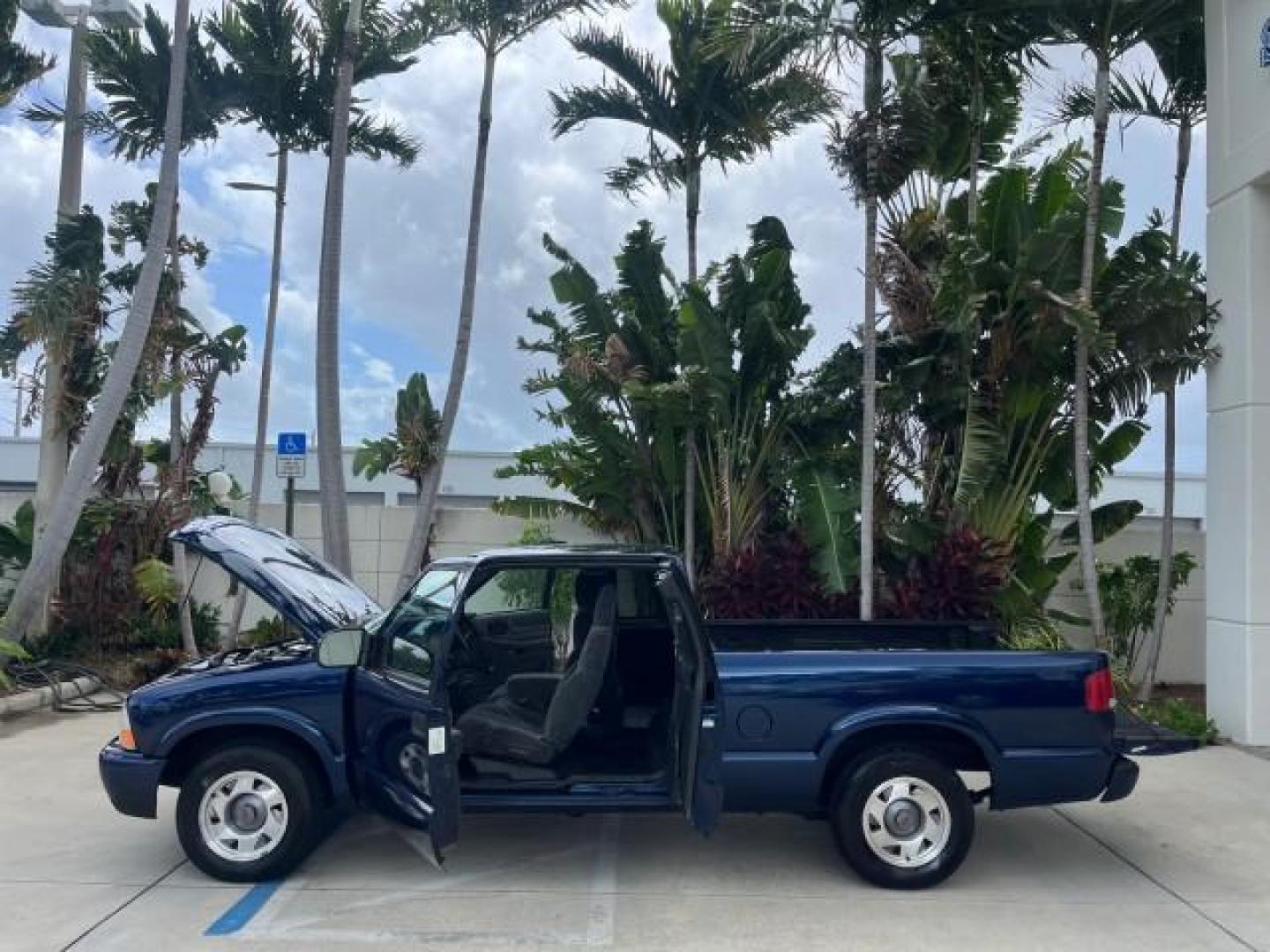 2001 Space Blue Metallic /Gray GMC Sonoma 1 FL SLS LOW MILES 56,514 (1GTCS19W918) with an 4.3L Vortec 1000 SFI V6 Engine engine, Automatic transmission, located at 4701 North Dixie Hwy, Pompano Beach, FL, 33064, (954) 422-2889, 26.240938, -80.123474 - OUR WEBPAGE FLORIDACARS1.COM HAS OVER 100 PHOTOS AND FREE CARFAX LINK 2001 GMC SONOMA SL ROAD READY WORK READY VIN: 1GTCS19W918196334 NO RECALLS 6,1 FT BED CLUB CAB PICKUP 1 OWNER FLORIDA 4.3L V6 4.3L V6 F AUTO AC LOW MILES 56,514 GASOLINE REAR WHEEL DRIVE 6.1' Bed Length Anti-Theft System Approach - Photo#8