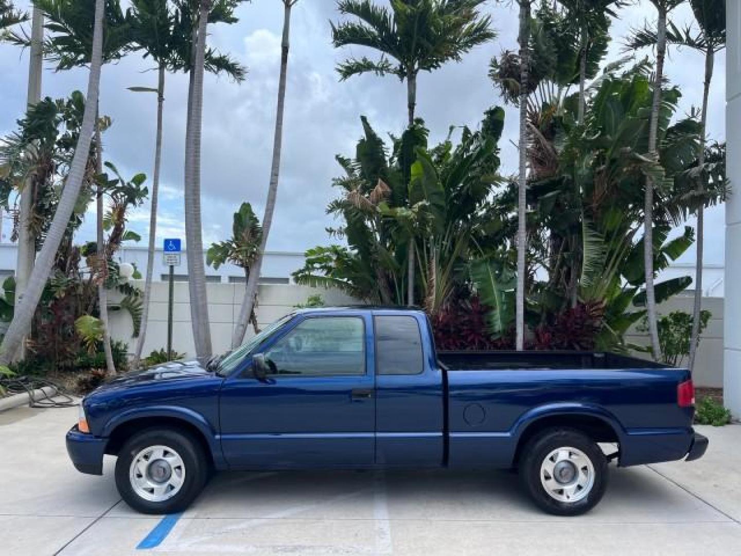 2001 Space Blue Metallic /Gray GMC Sonoma 1 FL SLS LOW MILES 56,514 (1GTCS19W918) with an 4.3L Vortec 1000 SFI V6 Engine engine, Automatic transmission, located at 4701 North Dixie Hwy, Pompano Beach, FL, 33064, (954) 422-2889, 26.240938, -80.123474 - OUR WEBPAGE FLORIDACARS1.COM HAS OVER 100 PHOTOS AND FREE CARFAX LINK 2001 GMC SONOMA SL ROAD READY WORK READY VIN: 1GTCS19W918196334 NO RECALLS 6,1 FT BED CLUB CAB PICKUP 1 OWNER FLORIDA 4.3L V6 4.3L V6 F AUTO AC LOW MILES 56,514 GASOLINE REAR WHEEL DRIVE 6.1' Bed Length Anti-Theft System Approach - Photo#91