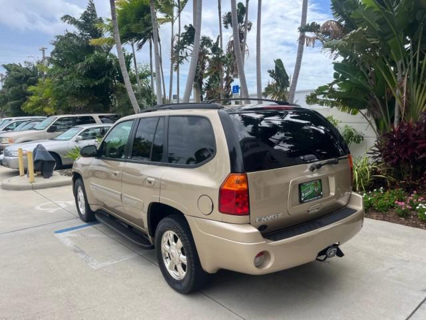 2004 Sand Beige Metallic /Light Tan GMC Envoy 4WD SLE LOW MILES 85,903 (1GKDT13S442) with an 4.2L Vortec 4200 SFI I6 Engine engine, Automatic transmission, located at 4701 North Dixie Hwy, Pompano Beach, FL, 33064, (954) 422-2889, 26.240938, -80.123474 - OUR WEBPAGE FLORIDACARS1.COM HAS OVER 100 PHOTOS AND FREE CARFAX LINK 2004 GMC ENVOY SLE ROAD READY 4.2L V6 VIN: 1GKDT13S442273596 NO ACCIDENTS AWD DOOR WAGON/SPORT UTILITY NO RECALLS 4X4 4.2L V6 F POWER LEATHER SEATS GASOLINE LOW MILES 85,903 POWER SUNROOF REAR WHEEL DRIVE W/ 4X4 ON DEMAND AWD 34 S - Photo#5