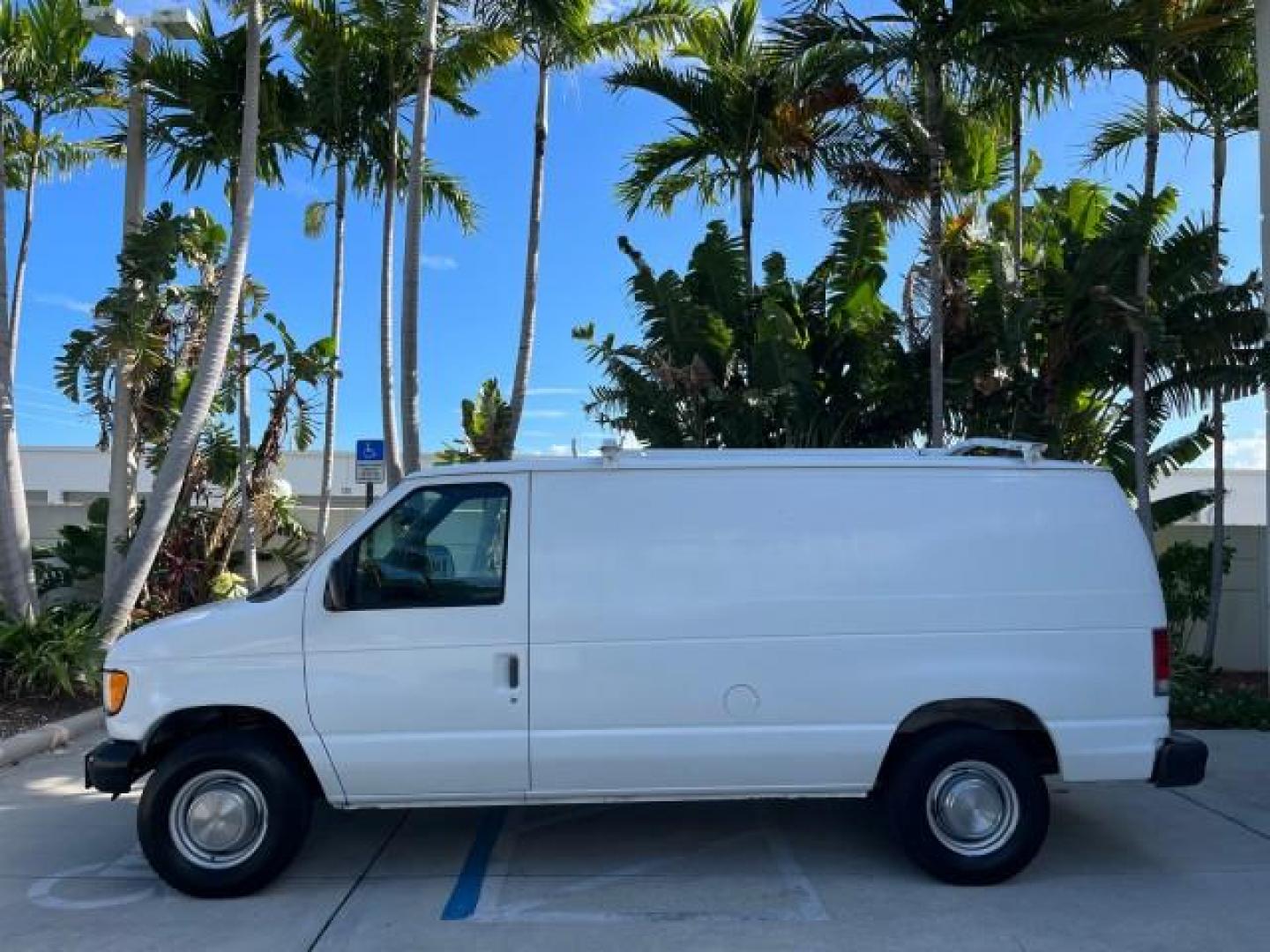 1998 Oxford White (CC) /Medium Graphite Ford Econoline Cargo Van AC LOW MILES 117,724 (1FTPE2427WH) with an 4.2L SEFI SPI V6 Engine engine, Automatic transmission, located at 4701 North Dixie Hwy, Pompano Beach, FL, 33064, (954) 422-2889, 26.240938, -80.123474 - OUR WEBPAGE FLORIDACARS1.COM HAS OVER 90 PHOTOS AND FREE CARFAX LINK 1998 FORD E-250 VIN: 1FTPE2427WHB73287 NO ACCIDENTS NO RECALLS VAN FLORIDA OWNER 4.2L V6 4.2L V6 F SOHC 24 SERVICE RECORDS GASOLINE ROAD READY WORK READY REAR WHEEL DRIVE 117,724 MILES THIS IS A GOOD WORK FORD VAN RETIREE FLORIDA T - Photo#4