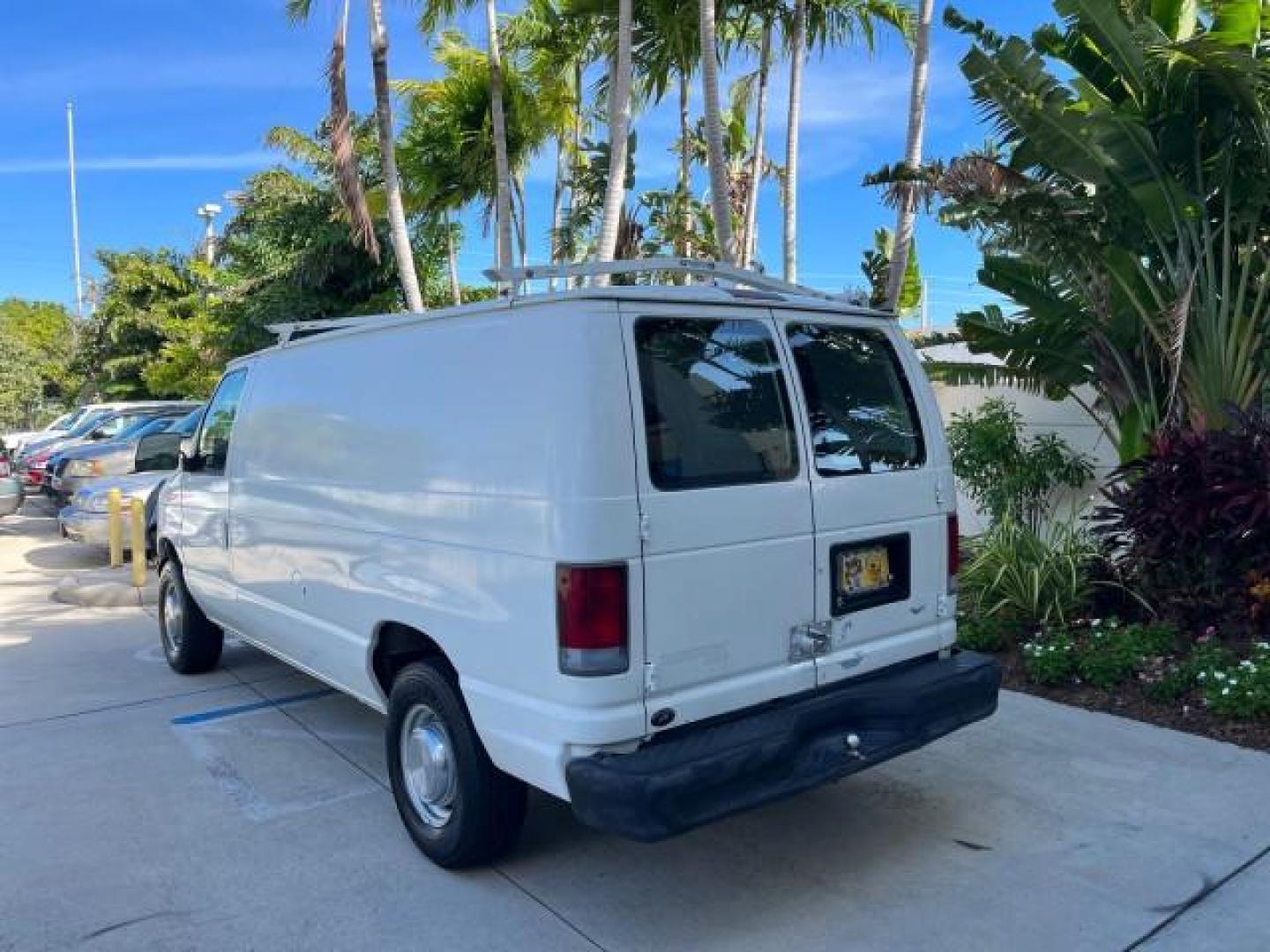 1998 Oxford White (CC) /Medium Graphite Ford Econoline Cargo Van AC LOW MILES 117,724 (1FTPE2427WH) with an 4.2L SEFI SPI V6 Engine engine, Automatic transmission, located at 4701 North Dixie Hwy, Pompano Beach, FL, 33064, (954) 422-2889, 26.240938, -80.123474 - OUR WEBPAGE FLORIDACARS1.COM HAS OVER 90 PHOTOS AND FREE CARFAX LINK 1998 FORD E-250 VIN: 1FTPE2427WHB73287 NO ACCIDENTS NO RECALLS VAN FLORIDA OWNER 4.2L V6 4.2L V6 F SOHC 24 SERVICE RECORDS GASOLINE ROAD READY WORK READY REAR WHEEL DRIVE 117,724 MILES THIS IS A GOOD WORK FORD VAN RETIREE FLORIDA T - Photo#5