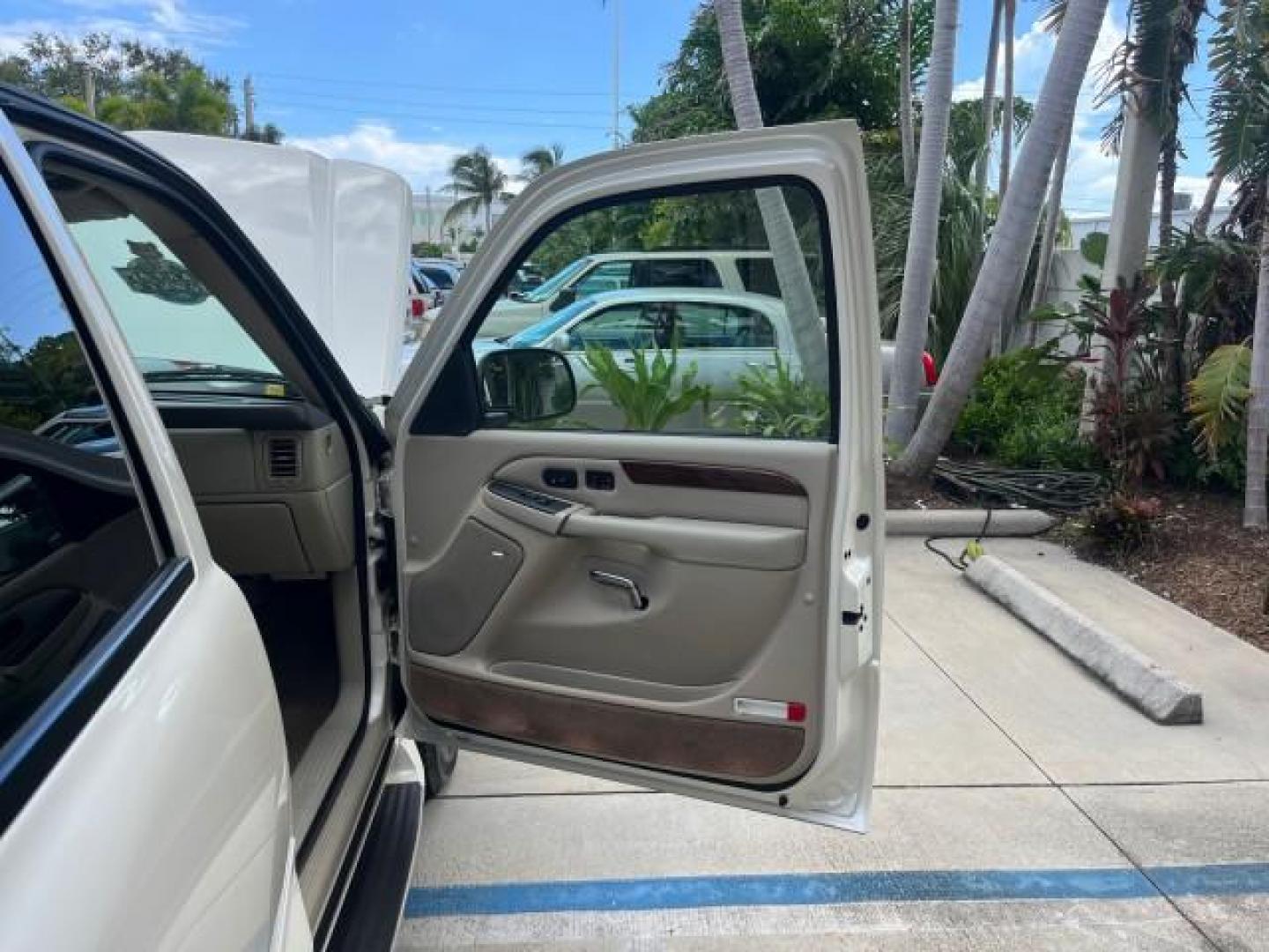 2004 White Diamond /Shale Cadillac Escalade 1 FL AWD LOW MILES 93,247 (1GYEK63N94R) with an 6.0L Vortec 6000 High-Output V8 SFI Engine engine, Automatic transmission, located at 4701 North Dixie Hwy, Pompano Beach, FL, 33064, (954) 422-2889, 26.240938, -80.123474 - OUR WEBPAGE FLORIDACARS1.COM HAS OVER 100 PHOTOS AND FREE CARFAX LINK $ 63,215 NEW 2004 CADILLAC ESCALADE ROAD READY 6.0L V8 VIN: 1GYEK63N94R229363 SUNROOF NO RECALLS AWD 4 DOOR WAGON/SPORT UTILITY DVD 1 OWNER FLORIDA 6.0L V8 F TOW PKG BACK UP CAMERA LOW MILES 93,247 GASOLINE DUAL AC AWD 3 ROW LEATH - Photo#11