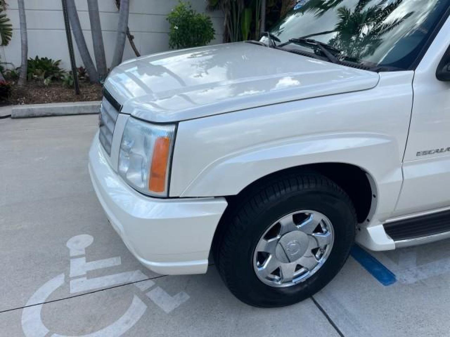 2004 White Diamond /Shale Cadillac Escalade 1 FL AWD LOW MILES 93,247 (1GYEK63N94R) with an 6.0L Vortec 6000 High-Output V8 SFI Engine engine, Automatic transmission, located at 4701 North Dixie Hwy, Pompano Beach, FL, 33064, (954) 422-2889, 26.240938, -80.123474 - OUR WEBPAGE FLORIDACARS1.COM HAS OVER 100 PHOTOS AND FREE CARFAX LINK $ 63,215 NEW 2004 CADILLAC ESCALADE ROAD READY 6.0L V8 VIN: 1GYEK63N94R229363 SUNROOF NO RECALLS AWD 4 DOOR WAGON/SPORT UTILITY DVD 1 OWNER FLORIDA 6.0L V8 F TOW PKG BACK UP CAMERA LOW MILES 93,247 GASOLINE DUAL AC AWD 3 ROW LEATH - Photo#95