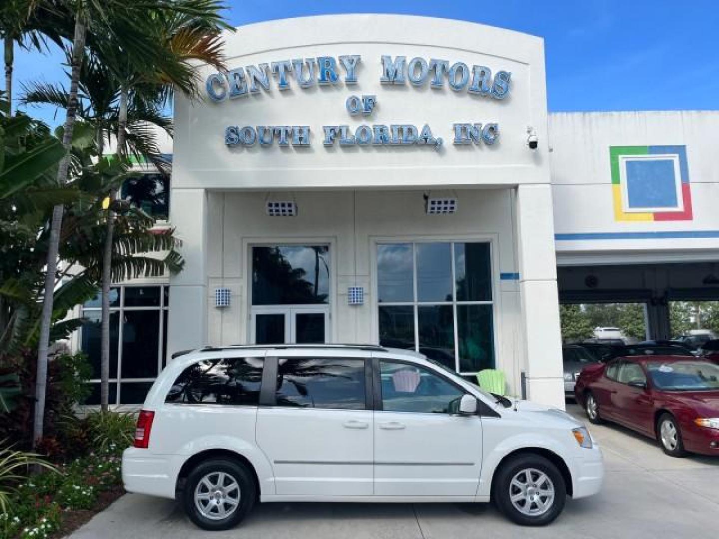 2009 Stone White /Md Slate Gray/Lt Shale Chrysler Town and Country 1 OWNER Touring LOW MILES 58,890 (2A8HR54189R) with an 3.8L OHV SMPI V6 Engine engine, Automatic transmission, located at 4701 North Dixie Hwy, Pompano Beach, FL, 33064, (954) 422-2889, 26.240938, -80.123474 - OUR WEBPAGE FLORIDACARS1.COM HAS OVER 100 PHOTOS AND FREE CARFAX LINK 2009 CHRYSLER TOWN AND COUNTRY TOURING ROAD READY 3.8L V6 VIN: 2A8HR54189R665250 LOW MILES 58,890 VAN 3 ROW SEATS 1 OWNER 3.8L V6 F OHV 12V POWER SLIDING DOORS GASOLINE POWER LIFTGATE FRONT WHEEL DRIVE 21 SERVICE RECORDS Alloy Whe - Photo#0