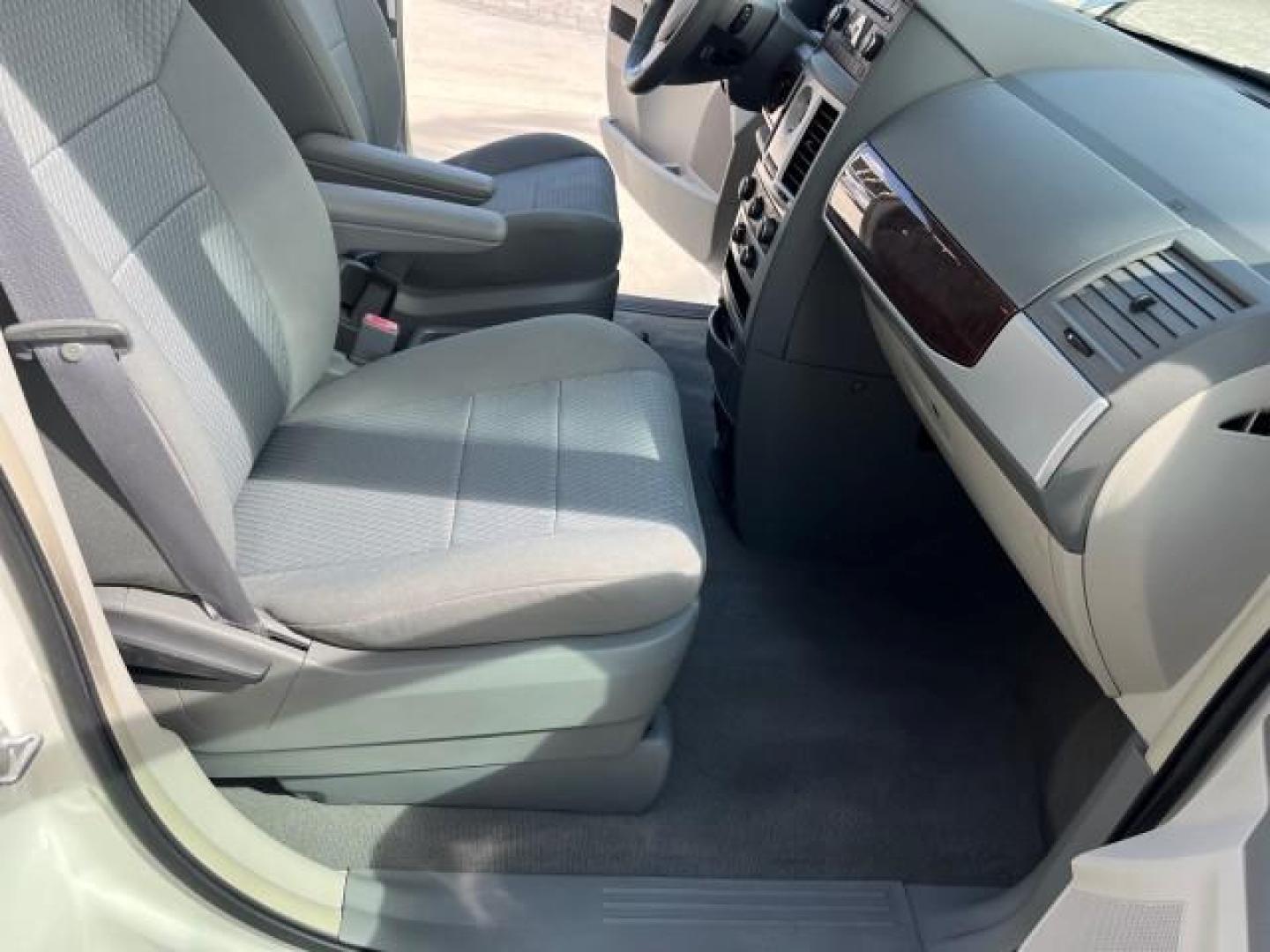 2009 Stone White /Md Slate Gray/Lt Shale Chrysler Town and Country 1 OWNER Touring LOW MILES 58,890 (2A8HR54189R) with an 3.8L OHV SMPI V6 Engine engine, Automatic transmission, located at 4701 North Dixie Hwy, Pompano Beach, FL, 33064, (954) 422-2889, 26.240938, -80.123474 - OUR WEBPAGE FLORIDACARS1.COM HAS OVER 100 PHOTOS AND FREE CARFAX LINK 2009 CHRYSLER TOWN AND COUNTRY TOURING ROAD READY 3.8L V6 VIN: 2A8HR54189R665250 LOW MILES 58,890 VAN 3 ROW SEATS 1 OWNER 3.8L V6 F OHV 12V POWER SLIDING DOORS GASOLINE POWER LIFTGATE FRONT WHEEL DRIVE 21 SERVICE RECORDS Alloy Whe - Photo#25