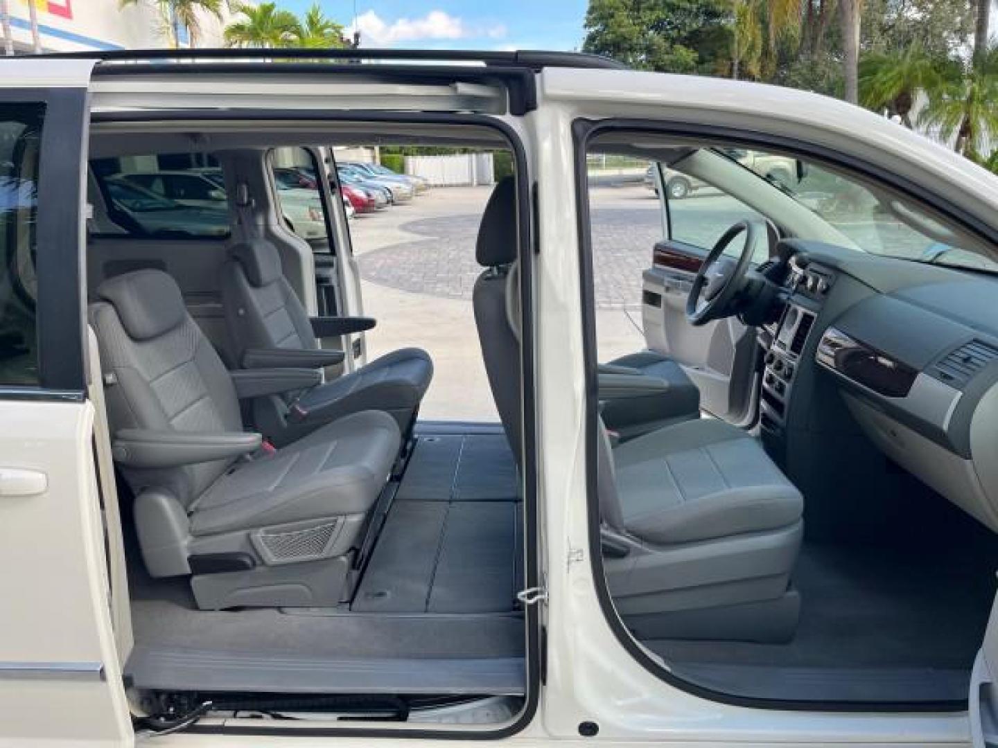 2009 Stone White /Md Slate Gray/Lt Shale Chrysler Town and Country 1 OWNER Touring LOW MILES 58,890 (2A8HR54189R) with an 3.8L OHV SMPI V6 Engine engine, Automatic transmission, located at 4701 North Dixie Hwy, Pompano Beach, FL, 33064, (954) 422-2889, 26.240938, -80.123474 - OUR WEBPAGE FLORIDACARS1.COM HAS OVER 100 PHOTOS AND FREE CARFAX LINK 2009 CHRYSLER TOWN AND COUNTRY TOURING ROAD READY 3.8L V6 VIN: 2A8HR54189R665250 LOW MILES 58,890 VAN 3 ROW SEATS 1 OWNER 3.8L V6 F OHV 12V POWER SLIDING DOORS GASOLINE POWER LIFTGATE FRONT WHEEL DRIVE 21 SERVICE RECORDS Alloy Whe - Photo#30