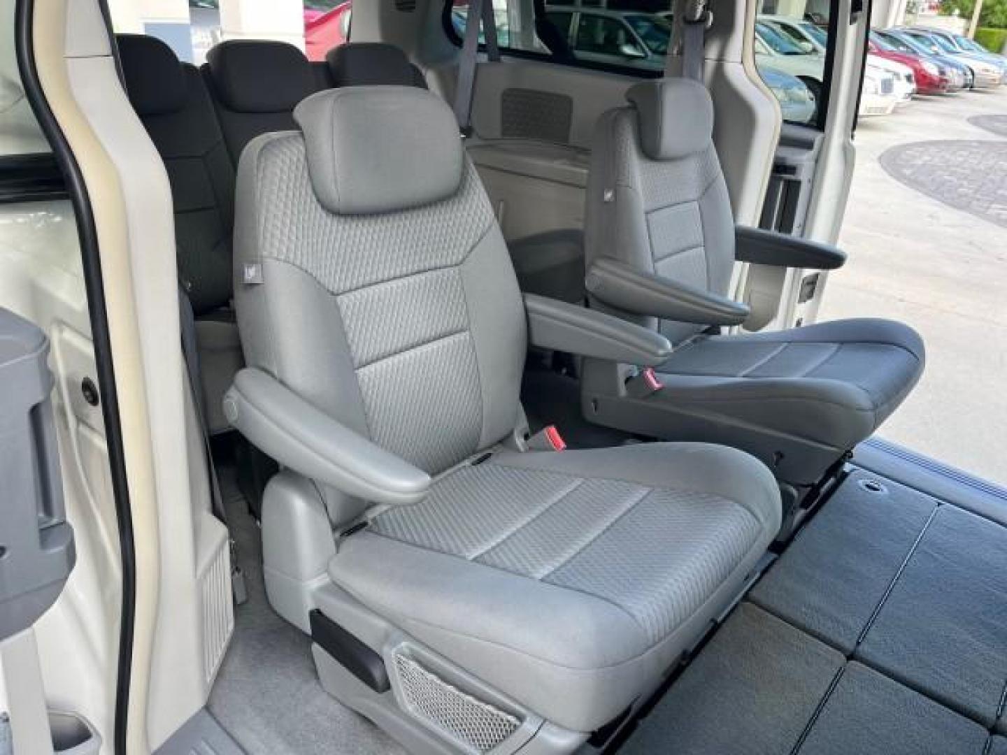 2009 Stone White /Md Slate Gray/Lt Shale Chrysler Town and Country 1 OWNER Touring LOW MILES 58,890 (2A8HR54189R) with an 3.8L OHV SMPI V6 Engine engine, Automatic transmission, located at 4701 North Dixie Hwy, Pompano Beach, FL, 33064, (954) 422-2889, 26.240938, -80.123474 - OUR WEBPAGE FLORIDACARS1.COM HAS OVER 100 PHOTOS AND FREE CARFAX LINK 2009 CHRYSLER TOWN AND COUNTRY TOURING ROAD READY 3.8L V6 VIN: 2A8HR54189R665250 LOW MILES 58,890 VAN 3 ROW SEATS 1 OWNER 3.8L V6 F OHV 12V POWER SLIDING DOORS GASOLINE POWER LIFTGATE FRONT WHEEL DRIVE 21 SERVICE RECORDS Alloy Whe - Photo#32