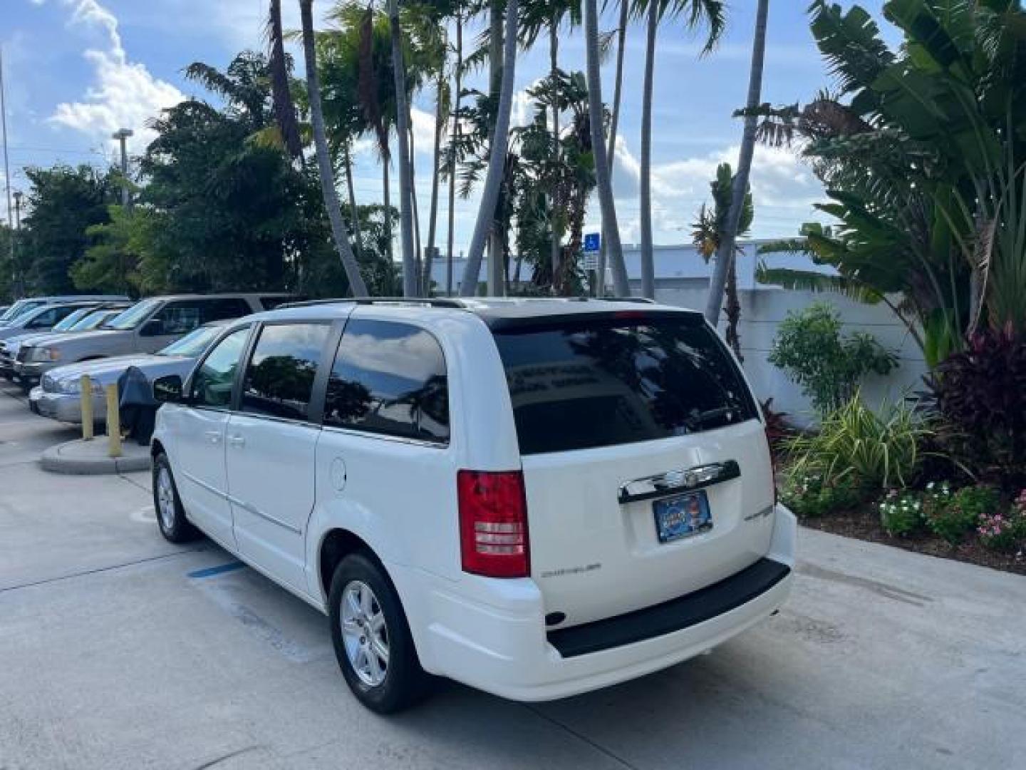 2009 Stone White /Md Slate Gray/Lt Shale Chrysler Town and Country 1 OWNER Touring LOW MILES 58,890 (2A8HR54189R) with an 3.8L OHV SMPI V6 Engine engine, Automatic transmission, located at 4701 North Dixie Hwy, Pompano Beach, FL, 33064, (954) 422-2889, 26.240938, -80.123474 - OUR WEBPAGE FLORIDACARS1.COM HAS OVER 100 PHOTOS AND FREE CARFAX LINK 2009 CHRYSLER TOWN AND COUNTRY TOURING ROAD READY 3.8L V6 VIN: 2A8HR54189R665250 LOW MILES 58,890 VAN 3 ROW SEATS 1 OWNER 3.8L V6 F OHV 12V POWER SLIDING DOORS GASOLINE POWER LIFTGATE FRONT WHEEL DRIVE 21 SERVICE RECORDS Alloy Whe - Photo#5