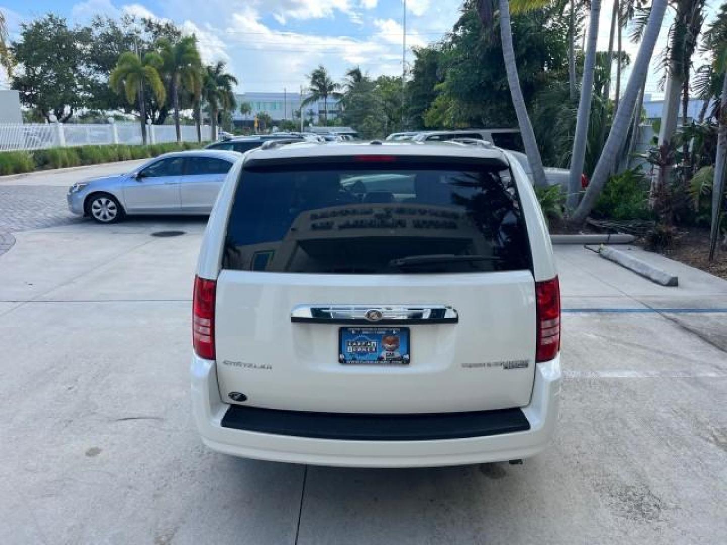 2009 Stone White /Md Slate Gray/Lt Shale Chrysler Town and Country 1 OWNER Touring LOW MILES 58,890 (2A8HR54189R) with an 3.8L OHV SMPI V6 Engine engine, Automatic transmission, located at 4701 North Dixie Hwy, Pompano Beach, FL, 33064, (954) 422-2889, 26.240938, -80.123474 - OUR WEBPAGE FLORIDACARS1.COM HAS OVER 100 PHOTOS AND FREE CARFAX LINK 2009 CHRYSLER TOWN AND COUNTRY TOURING ROAD READY 3.8L V6 VIN: 2A8HR54189R665250 LOW MILES 58,890 VAN 3 ROW SEATS 1 OWNER 3.8L V6 F OHV 12V POWER SLIDING DOORS GASOLINE POWER LIFTGATE FRONT WHEEL DRIVE 21 SERVICE RECORDS Alloy Whe - Photo#6