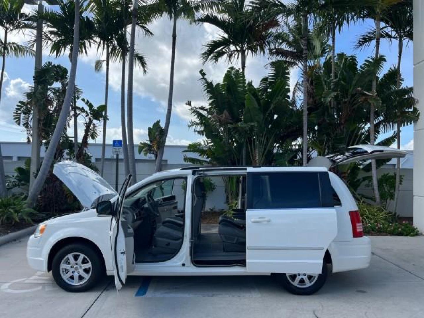 2009 Stone White /Md Slate Gray/Lt Shale Chrysler Town and Country 1 OWNER Touring LOW MILES 58,890 (2A8HR54189R) with an 3.8L OHV SMPI V6 Engine engine, Automatic transmission, located at 4701 North Dixie Hwy, Pompano Beach, FL, 33064, (954) 422-2889, 26.240938, -80.123474 - OUR WEBPAGE FLORIDACARS1.COM HAS OVER 100 PHOTOS AND FREE CARFAX LINK 2009 CHRYSLER TOWN AND COUNTRY TOURING ROAD READY 3.8L V6 VIN: 2A8HR54189R665250 LOW MILES 58,890 VAN 3 ROW SEATS 1 OWNER 3.8L V6 F OHV 12V POWER SLIDING DOORS GASOLINE POWER LIFTGATE FRONT WHEEL DRIVE 21 SERVICE RECORDS Alloy Whe - Photo#8