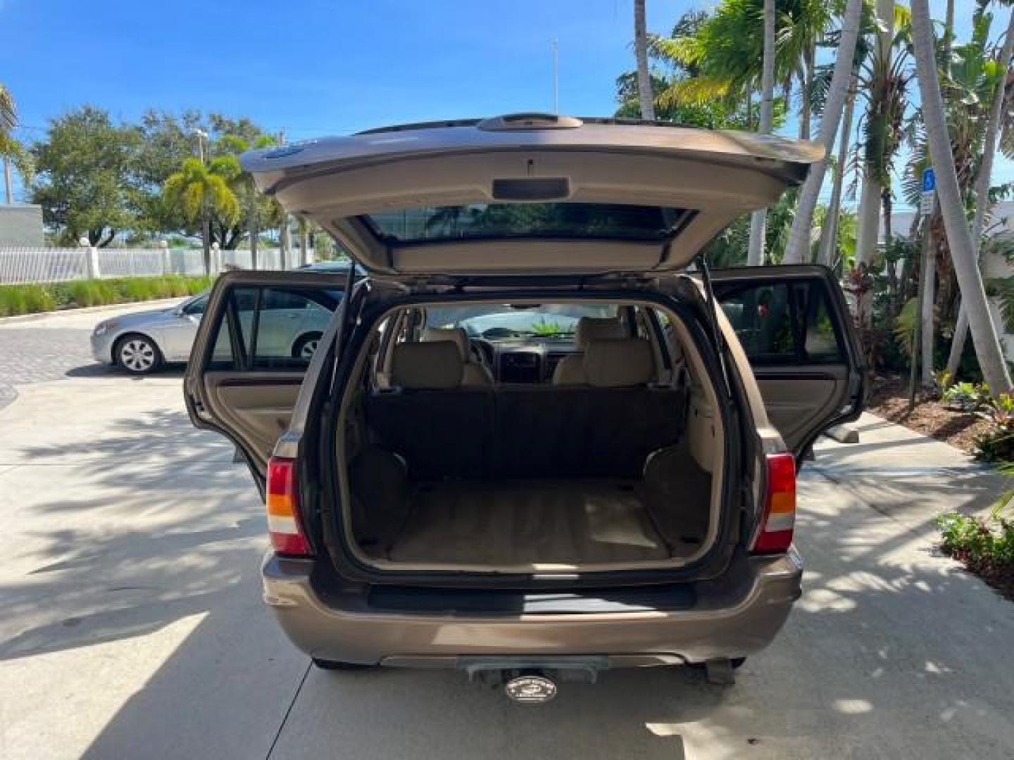 2002 Graphite Metallic /Dark Slate Gray Jeep Grand Cherokee 4WD V 8 Limited LOW MILES 78,358 (1J4GW58N42C) with an 4.7L SOHC SMFI V8 Power Tech Engine engine, Automatic transmission, located at 4701 North Dixie Hwy, Pompano Beach, FL, 33064, (954) 422-2889, 26.240938, -80.123474 - OUR WEBPAGE FLORIDACARS1.COM HAS OVER 100 PHOTOS AND FREE CARFAX LINK 2002 JEEP GRAND CHEROKEE LIMITED ROAD READY 4.7L V8 VIN: 1J4GW58N42C253456 NO ACCIDENTS 4WD 4X4 4 DOOR WAGON/SPORT UTILITY NO RECALLS LIMITED 4.7L V8 F SOHC TOW PKG POWER LEATHER SEATS GASOLINE POWER SUNROOF REAR WHEEL DRIVE W/ 4X - Photo#15