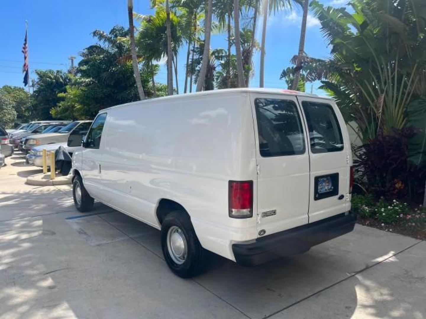 2000 Oxford White /Medium Graphite Ford Econoline Cargo Van LOW MILES 56,367 (1FTRE1427YH) with an 4.2L SEFI SPI V6 Engine engine, Automatic transmission, located at 4701 North Dixie Hwy, Pompano Beach, FL, 33064, (954) 422-2889, 26.240938, -80.123474 - OUR WEBPAGE FLORIDACARS1.COM HAS OVER 100 PHOTOS AND FREE CARFAX LINK 2000 FORD E-150 ROAD READY WORK READY VIN: 1FTRE1427YHB14150 NO ACCIDENTS NO RECALLS VAN 1 OWNER 4.2L V6 4.2L V6 F SOHC LOW MILES 56,367 GASOLINE REAR WHEEL DRIVE Approach Lights Front Bucket Seats RWD THIS IS ONE OF THE NICEST FO - Photo#5