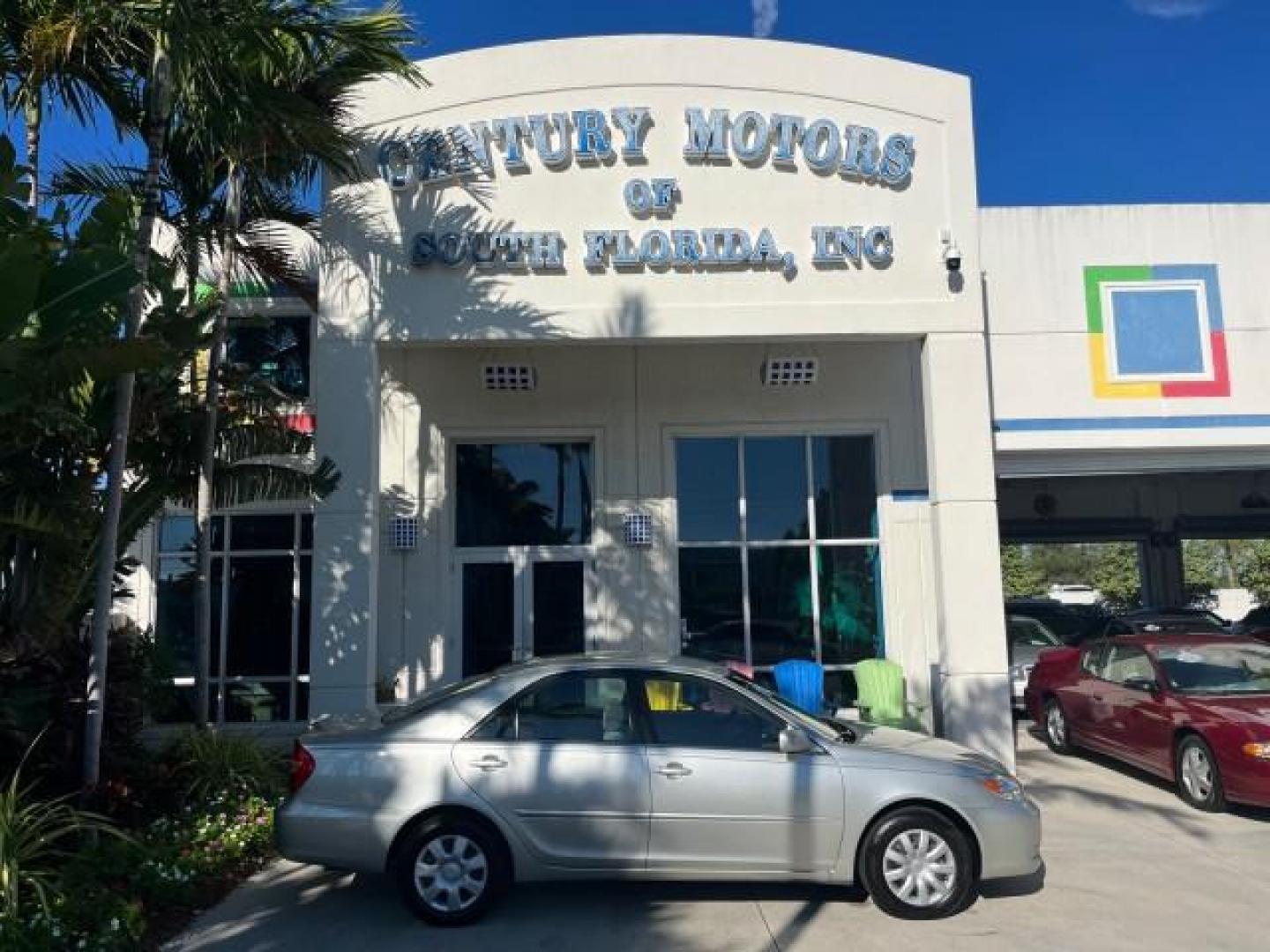 2004 Lunar Mist Metallic /Charcoal/Taupe Toyota Camry LE LOW MILES 74,675 (JTDBE32K840) with an 2.4L DOHC MPFI Vvti 16-Valve 4-Cyl Engine engine, Automatic transmission, located at 4701 North Dixie Hwy, Pompano Beach, FL, 33064, (954) 422-2889, 26.240938, -80.123474 - OUR WEBPAGE FLORIDACARS1.COM HAS OVER 100 PHOTOS AND FREE CARFAX LINK 2004 TOYOTA CAMRY LE ROAD READY 2.4L I4 VIN: JTDBE32K840300594 NO ACCIDENTS 32 MPG SEDAN 4 DR NO RECALLS FLORIDA OWNER 2.4L I4 F DOHC 16V 12 SERVICE RECORDS FRONT WHEEL DRIVE LOW MILES 74,675 POWER SEATS/MIRRORS Approach Lights Cr - Photo#0