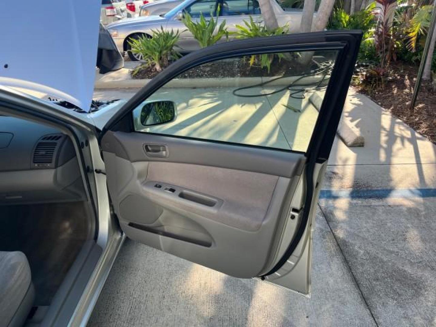 2004 Lunar Mist Metallic /Charcoal/Taupe Toyota Camry LE LOW MILES 74,675 (JTDBE32K840) with an 2.4L DOHC MPFI Vvti 16-Valve 4-Cyl Engine engine, Automatic transmission, located at 4701 North Dixie Hwy, Pompano Beach, FL, 33064, (954) 422-2889, 26.240938, -80.123474 - OUR WEBPAGE FLORIDACARS1.COM HAS OVER 100 PHOTOS AND FREE CARFAX LINK 2004 TOYOTA CAMRY LE ROAD READY 2.4L I4 VIN: JTDBE32K840300594 NO ACCIDENTS 32 MPG SEDAN 4 DR NO RECALLS FLORIDA OWNER 2.4L I4 F DOHC 16V 12 SERVICE RECORDS FRONT WHEEL DRIVE LOW MILES 74,675 POWER SEATS/MIRRORS Approach Lights Cr - Photo#11