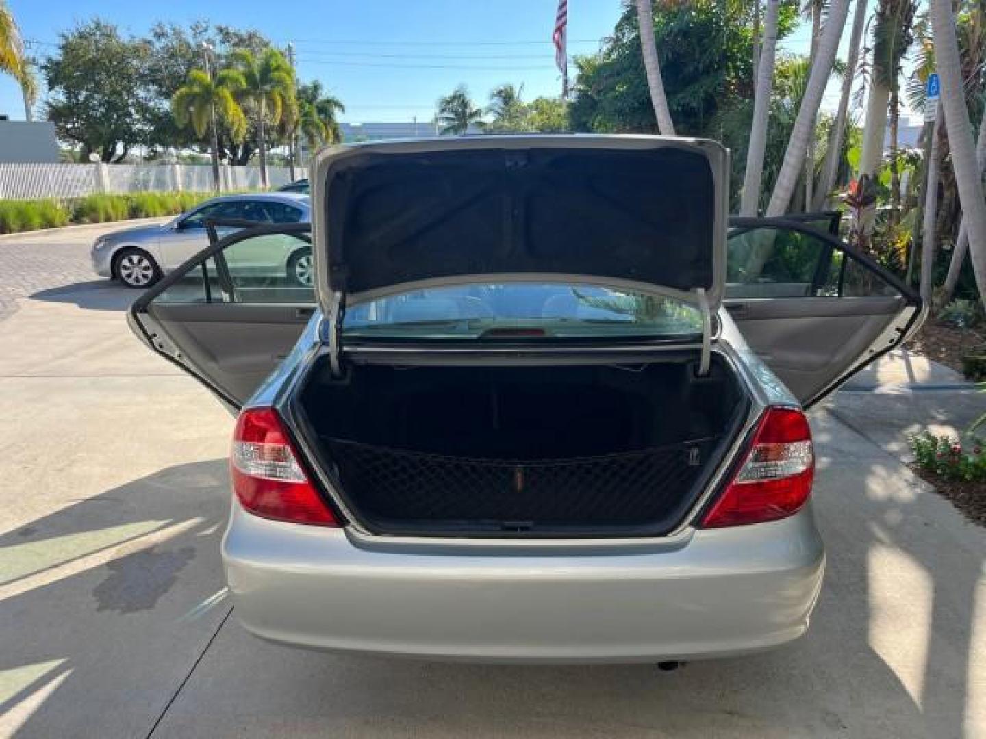 2004 Lunar Mist Metallic /Charcoal/Taupe Toyota Camry LE LOW MILES 74,675 (JTDBE32K840) with an 2.4L DOHC MPFI Vvti 16-Valve 4-Cyl Engine engine, Automatic transmission, located at 4701 North Dixie Hwy, Pompano Beach, FL, 33064, (954) 422-2889, 26.240938, -80.123474 - OUR WEBPAGE FLORIDACARS1.COM HAS OVER 100 PHOTOS AND FREE CARFAX LINK 2004 TOYOTA CAMRY LE ROAD READY 2.4L I4 VIN: JTDBE32K840300594 NO ACCIDENTS 32 MPG SEDAN 4 DR NO RECALLS FLORIDA OWNER 2.4L I4 F DOHC 16V 12 SERVICE RECORDS FRONT WHEEL DRIVE LOW MILES 74,675 POWER SEATS/MIRRORS Approach Lights Cr - Photo#15