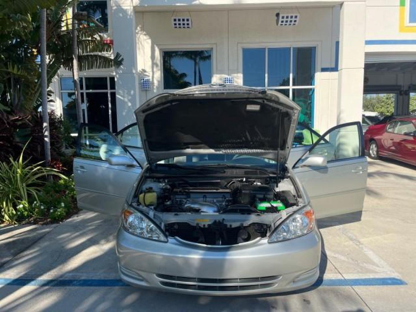 2004 Lunar Mist Metallic /Charcoal/Taupe Toyota Camry LE LOW MILES 74,675 (JTDBE32K840) with an 2.4L DOHC MPFI Vvti 16-Valve 4-Cyl Engine engine, Automatic transmission, located at 4701 North Dixie Hwy, Pompano Beach, FL, 33064, (954) 422-2889, 26.240938, -80.123474 - OUR WEBPAGE FLORIDACARS1.COM HAS OVER 100 PHOTOS AND FREE CARFAX LINK 2004 TOYOTA CAMRY LE ROAD READY 2.4L I4 VIN: JTDBE32K840300594 NO ACCIDENTS 32 MPG SEDAN 4 DR NO RECALLS FLORIDA OWNER 2.4L I4 F DOHC 16V 12 SERVICE RECORDS FRONT WHEEL DRIVE LOW MILES 74,675 POWER SEATS/MIRRORS Approach Lights Cr - Photo#16