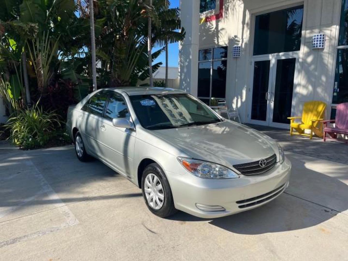 2004 Lunar Mist Metallic /Charcoal/Taupe Toyota Camry LE LOW MILES 74,675 (JTDBE32K840) with an 2.4L DOHC MPFI Vvti 16-Valve 4-Cyl Engine engine, Automatic transmission, located at 4701 North Dixie Hwy, Pompano Beach, FL, 33064, (954) 422-2889, 26.240938, -80.123474 - OUR WEBPAGE FLORIDACARS1.COM HAS OVER 100 PHOTOS AND FREE CARFAX LINK 2004 TOYOTA CAMRY LE ROAD READY 2.4L I4 VIN: JTDBE32K840300594 NO ACCIDENTS 32 MPG SEDAN 4 DR NO RECALLS FLORIDA OWNER 2.4L I4 F DOHC 16V 12 SERVICE RECORDS FRONT WHEEL DRIVE LOW MILES 74,675 POWER SEATS/MIRRORS Approach Lights Cr - Photo#1