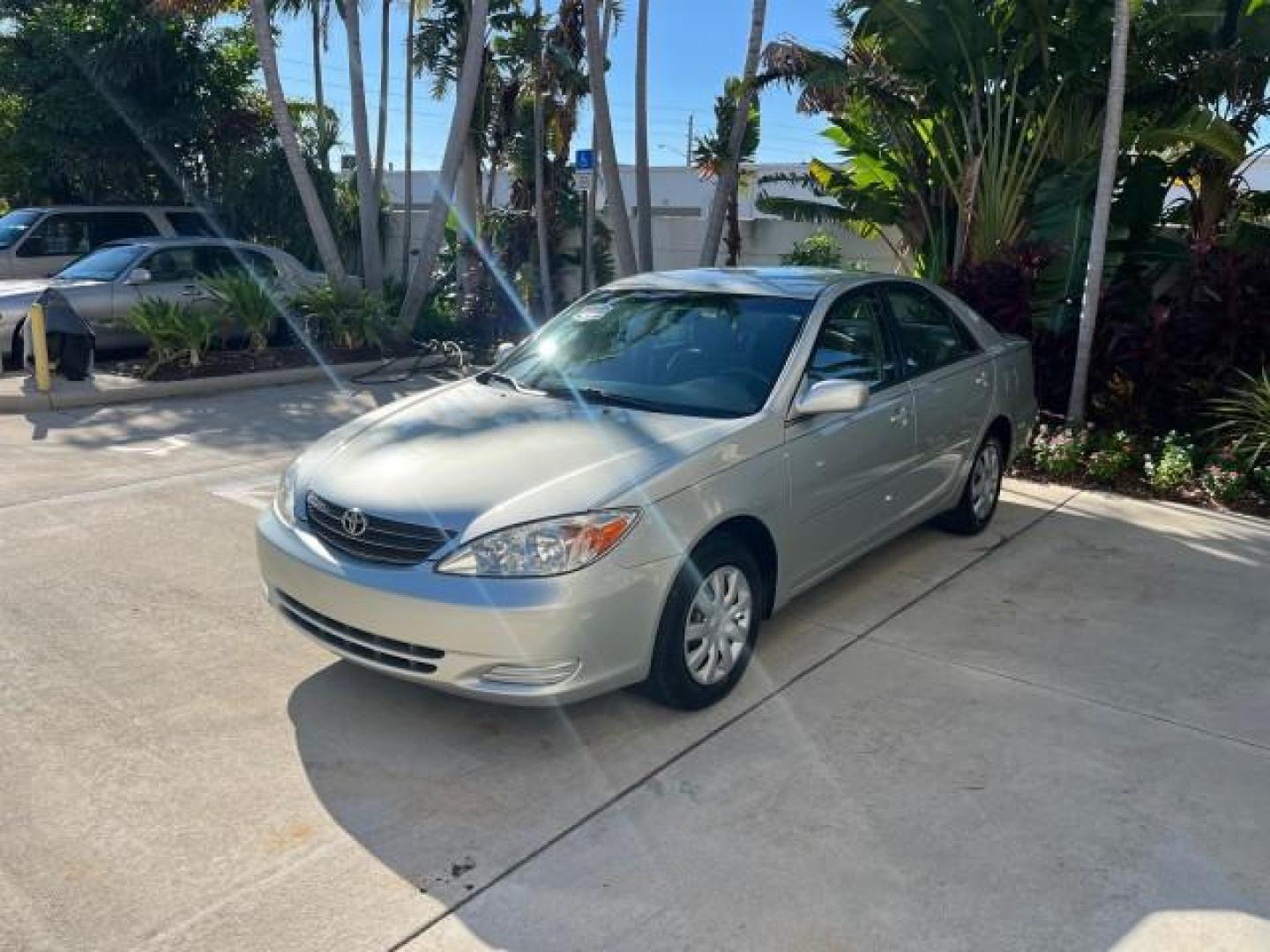 2004 Lunar Mist Metallic /Charcoal/Taupe Toyota Camry LE LOW MILES 74,675 (JTDBE32K840) with an 2.4L DOHC MPFI Vvti 16-Valve 4-Cyl Engine engine, Automatic transmission, located at 4701 North Dixie Hwy, Pompano Beach, FL, 33064, (954) 422-2889, 26.240938, -80.123474 - OUR WEBPAGE FLORIDACARS1.COM HAS OVER 100 PHOTOS AND FREE CARFAX LINK 2004 TOYOTA CAMRY LE ROAD READY 2.4L I4 VIN: JTDBE32K840300594 NO ACCIDENTS 32 MPG SEDAN 4 DR NO RECALLS FLORIDA OWNER 2.4L I4 F DOHC 16V 12 SERVICE RECORDS FRONT WHEEL DRIVE LOW MILES 74,675 POWER SEATS/MIRRORS Approach Lights Cr - Photo#3