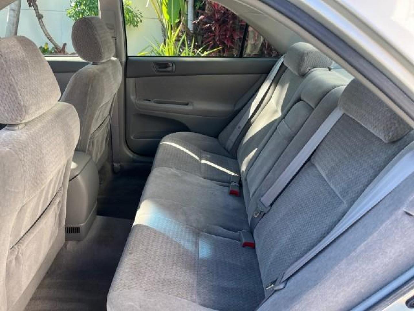 2004 Lunar Mist Metallic /Charcoal/Taupe Toyota Camry LE LOW MILES 74,675 (JTDBE32K840) with an 2.4L DOHC MPFI Vvti 16-Valve 4-Cyl Engine engine, Automatic transmission, located at 4701 North Dixie Hwy, Pompano Beach, FL, 33064, (954) 422-2889, 26.240938, -80.123474 - OUR WEBPAGE FLORIDACARS1.COM HAS OVER 100 PHOTOS AND FREE CARFAX LINK 2004 TOYOTA CAMRY LE ROAD READY 2.4L I4 VIN: JTDBE32K840300594 NO ACCIDENTS 32 MPG SEDAN 4 DR NO RECALLS FLORIDA OWNER 2.4L I4 F DOHC 16V 12 SERVICE RECORDS FRONT WHEEL DRIVE LOW MILES 74,675 POWER SEATS/MIRRORS Approach Lights Cr - Photo#39