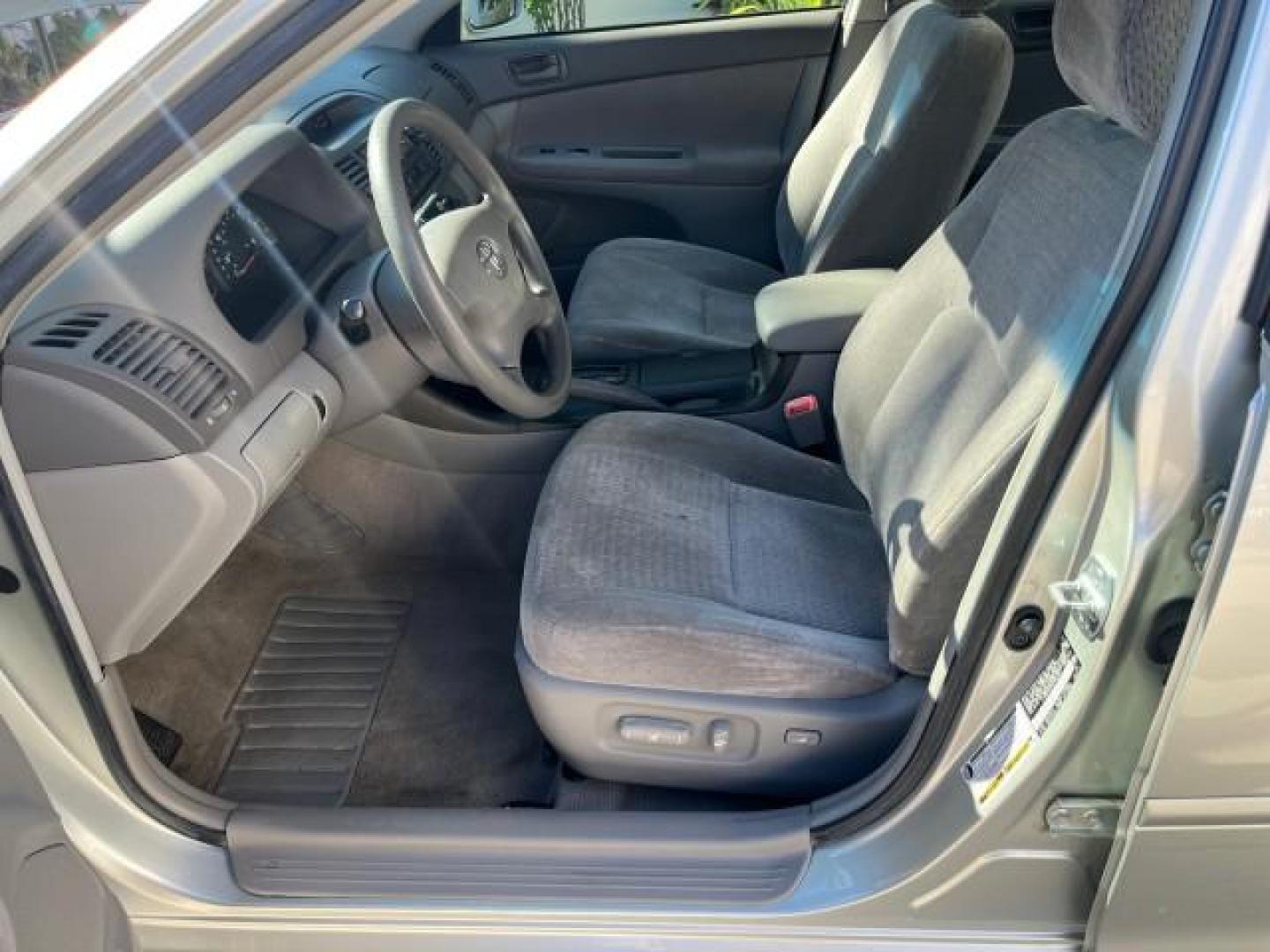 2004 Lunar Mist Metallic /Charcoal/Taupe Toyota Camry LE LOW MILES 74,675 (JTDBE32K840) with an 2.4L DOHC MPFI Vvti 16-Valve 4-Cyl Engine engine, Automatic transmission, located at 4701 North Dixie Hwy, Pompano Beach, FL, 33064, (954) 422-2889, 26.240938, -80.123474 - OUR WEBPAGE FLORIDACARS1.COM HAS OVER 100 PHOTOS AND FREE CARFAX LINK 2004 TOYOTA CAMRY LE ROAD READY 2.4L I4 VIN: JTDBE32K840300594 NO ACCIDENTS 32 MPG SEDAN 4 DR NO RECALLS FLORIDA OWNER 2.4L I4 F DOHC 16V 12 SERVICE RECORDS FRONT WHEEL DRIVE LOW MILES 74,675 POWER SEATS/MIRRORS Approach Lights Cr - Photo#43