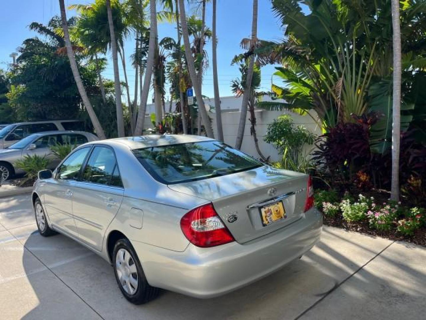 2004 Lunar Mist Metallic /Charcoal/Taupe Toyota Camry LE LOW MILES 74,675 (JTDBE32K840) with an 2.4L DOHC MPFI Vvti 16-Valve 4-Cyl Engine engine, Automatic transmission, located at 4701 North Dixie Hwy, Pompano Beach, FL, 33064, (954) 422-2889, 26.240938, -80.123474 - OUR WEBPAGE FLORIDACARS1.COM HAS OVER 100 PHOTOS AND FREE CARFAX LINK 2004 TOYOTA CAMRY LE ROAD READY 2.4L I4 VIN: JTDBE32K840300594 NO ACCIDENTS 32 MPG SEDAN 4 DR NO RECALLS FLORIDA OWNER 2.4L I4 F DOHC 16V 12 SERVICE RECORDS FRONT WHEEL DRIVE LOW MILES 74,675 POWER SEATS/MIRRORS Approach Lights Cr - Photo#5