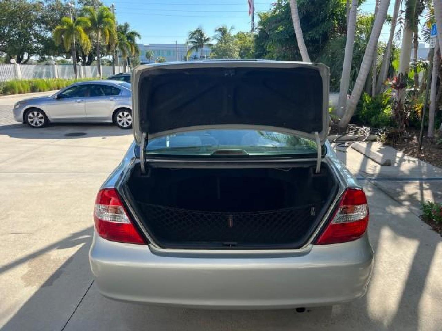 2004 Lunar Mist Metallic /Charcoal/Taupe Toyota Camry LE LOW MILES 74,675 (JTDBE32K840) with an 2.4L DOHC MPFI Vvti 16-Valve 4-Cyl Engine engine, Automatic transmission, located at 4701 North Dixie Hwy, Pompano Beach, FL, 33064, (954) 422-2889, 26.240938, -80.123474 - OUR WEBPAGE FLORIDACARS1.COM HAS OVER 100 PHOTOS AND FREE CARFAX LINK 2004 TOYOTA CAMRY LE ROAD READY 2.4L I4 VIN: JTDBE32K840300594 NO ACCIDENTS 32 MPG SEDAN 4 DR NO RECALLS FLORIDA OWNER 2.4L I4 F DOHC 16V 12 SERVICE RECORDS FRONT WHEEL DRIVE LOW MILES 74,675 POWER SEATS/MIRRORS Approach Lights Cr - Photo#64