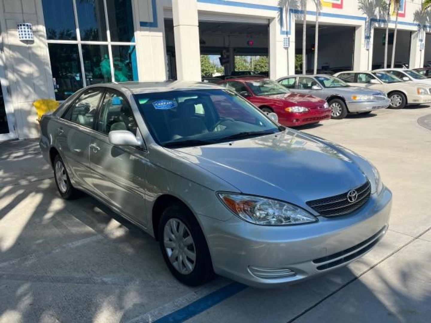 2004 Lunar Mist Metallic /Charcoal/Taupe Toyota Camry LE LOW MILES 74,675 (JTDBE32K840) with an 2.4L DOHC MPFI Vvti 16-Valve 4-Cyl Engine engine, Automatic transmission, located at 4701 North Dixie Hwy, Pompano Beach, FL, 33064, (954) 422-2889, 26.240938, -80.123474 - OUR WEBPAGE FLORIDACARS1.COM HAS OVER 100 PHOTOS AND FREE CARFAX LINK 2004 TOYOTA CAMRY LE ROAD READY 2.4L I4 VIN: JTDBE32K840300594 NO ACCIDENTS 32 MPG SEDAN 4 DR NO RECALLS FLORIDA OWNER 2.4L I4 F DOHC 16V 12 SERVICE RECORDS FRONT WHEEL DRIVE LOW MILES 74,675 POWER SEATS/MIRRORS Approach Lights Cr - Photo#74