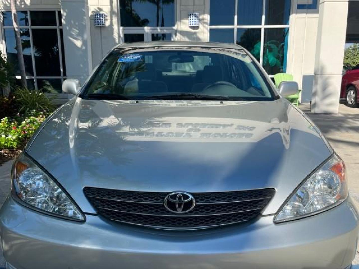 2004 Lunar Mist Metallic /Charcoal/Taupe Toyota Camry LE LOW MILES 74,675 (JTDBE32K840) with an 2.4L DOHC MPFI Vvti 16-Valve 4-Cyl Engine engine, Automatic transmission, located at 4701 North Dixie Hwy, Pompano Beach, FL, 33064, (954) 422-2889, 26.240938, -80.123474 - OUR WEBPAGE FLORIDACARS1.COM HAS OVER 100 PHOTOS AND FREE CARFAX LINK 2004 TOYOTA CAMRY LE ROAD READY 2.4L I4 VIN: JTDBE32K840300594 NO ACCIDENTS 32 MPG SEDAN 4 DR NO RECALLS FLORIDA OWNER 2.4L I4 F DOHC 16V 12 SERVICE RECORDS FRONT WHEEL DRIVE LOW MILES 74,675 POWER SEATS/MIRRORS Approach Lights Cr - Photo#78