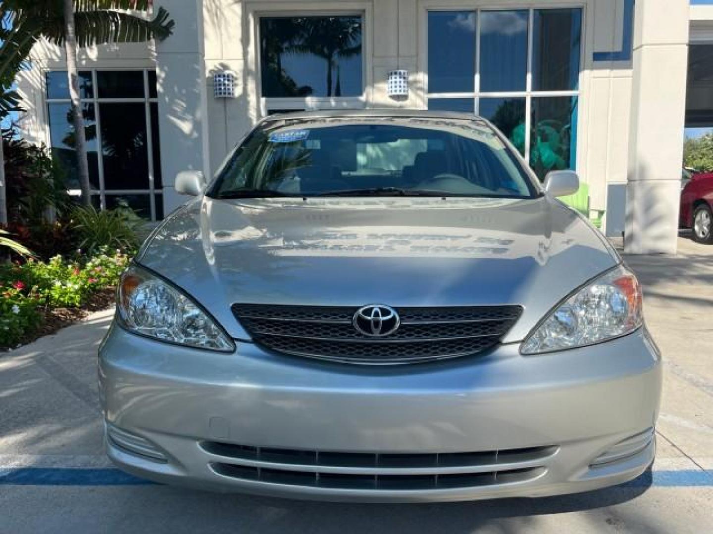 2004 Lunar Mist Metallic /Charcoal/Taupe Toyota Camry LE LOW MILES 74,675 (JTDBE32K840) with an 2.4L DOHC MPFI Vvti 16-Valve 4-Cyl Engine engine, Automatic transmission, located at 4701 North Dixie Hwy, Pompano Beach, FL, 33064, (954) 422-2889, 26.240938, -80.123474 - OUR WEBPAGE FLORIDACARS1.COM HAS OVER 100 PHOTOS AND FREE CARFAX LINK 2004 TOYOTA CAMRY LE ROAD READY 2.4L I4 VIN: JTDBE32K840300594 NO ACCIDENTS 32 MPG SEDAN 4 DR NO RECALLS FLORIDA OWNER 2.4L I4 F DOHC 16V 12 SERVICE RECORDS FRONT WHEEL DRIVE LOW MILES 74,675 POWER SEATS/MIRRORS Approach Lights Cr - Photo#79