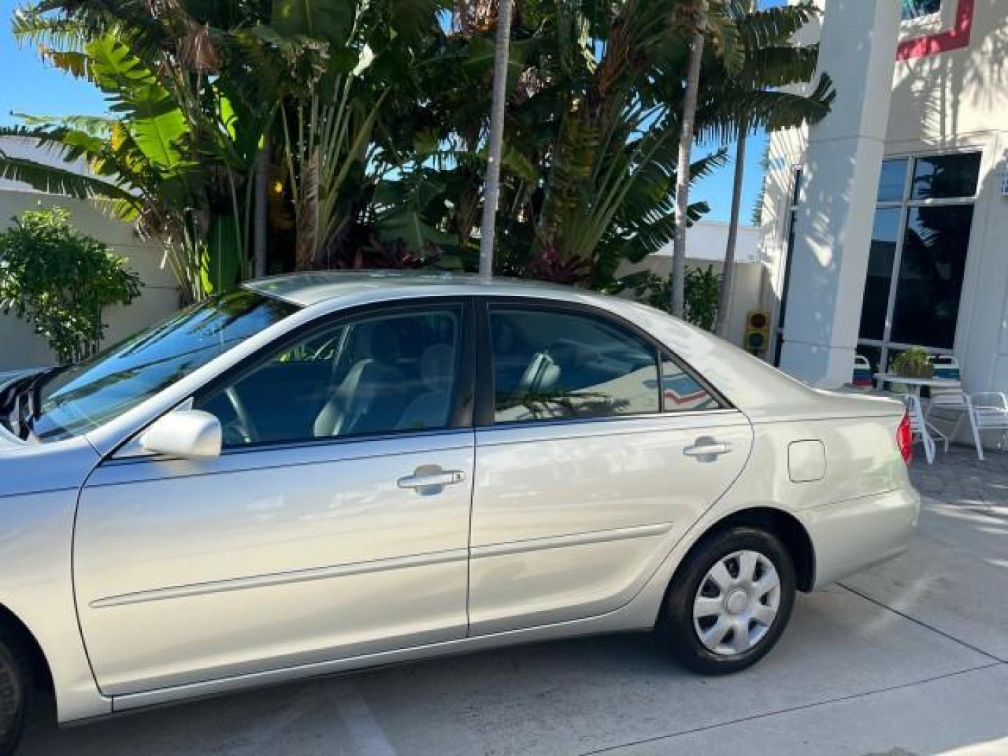 2004 Lunar Mist Metallic /Charcoal/Taupe Toyota Camry LE LOW MILES 74,675 (JTDBE32K840) with an 2.4L DOHC MPFI Vvti 16-Valve 4-Cyl Engine engine, Automatic transmission, located at 4701 North Dixie Hwy, Pompano Beach, FL, 33064, (954) 422-2889, 26.240938, -80.123474 - OUR WEBPAGE FLORIDACARS1.COM HAS OVER 100 PHOTOS AND FREE CARFAX LINK 2004 TOYOTA CAMRY LE ROAD READY 2.4L I4 VIN: JTDBE32K840300594 NO ACCIDENTS 32 MPG SEDAN 4 DR NO RECALLS FLORIDA OWNER 2.4L I4 F DOHC 16V 12 SERVICE RECORDS FRONT WHEEL DRIVE LOW MILES 74,675 POWER SEATS/MIRRORS Approach Lights Cr - Photo#83