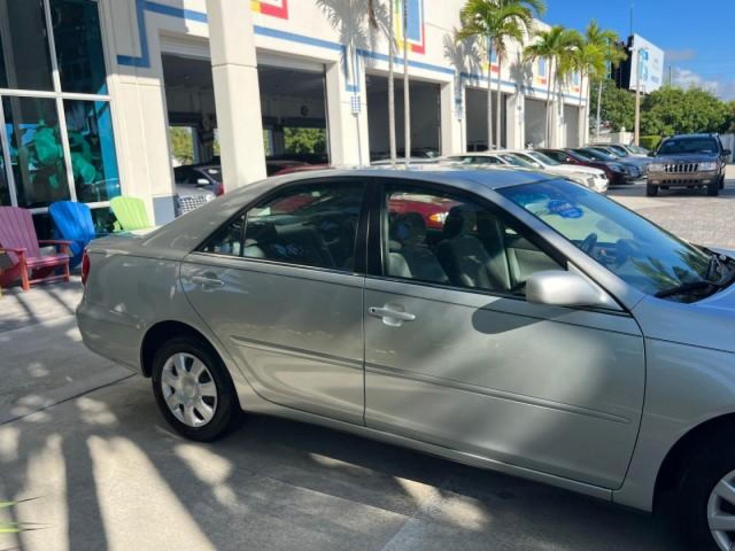 2004 Lunar Mist Metallic /Charcoal/Taupe Toyota Camry LE LOW MILES 74,675 (JTDBE32K840) with an 2.4L DOHC MPFI Vvti 16-Valve 4-Cyl Engine engine, Automatic transmission, located at 4701 North Dixie Hwy, Pompano Beach, FL, 33064, (954) 422-2889, 26.240938, -80.123474 - OUR WEBPAGE FLORIDACARS1.COM HAS OVER 100 PHOTOS AND FREE CARFAX LINK 2004 TOYOTA CAMRY LE ROAD READY 2.4L I4 VIN: JTDBE32K840300594 NO ACCIDENTS 32 MPG SEDAN 4 DR NO RECALLS FLORIDA OWNER 2.4L I4 F DOHC 16V 12 SERVICE RECORDS FRONT WHEEL DRIVE LOW MILES 74,675 POWER SEATS/MIRRORS Approach Lights Cr - Photo#84