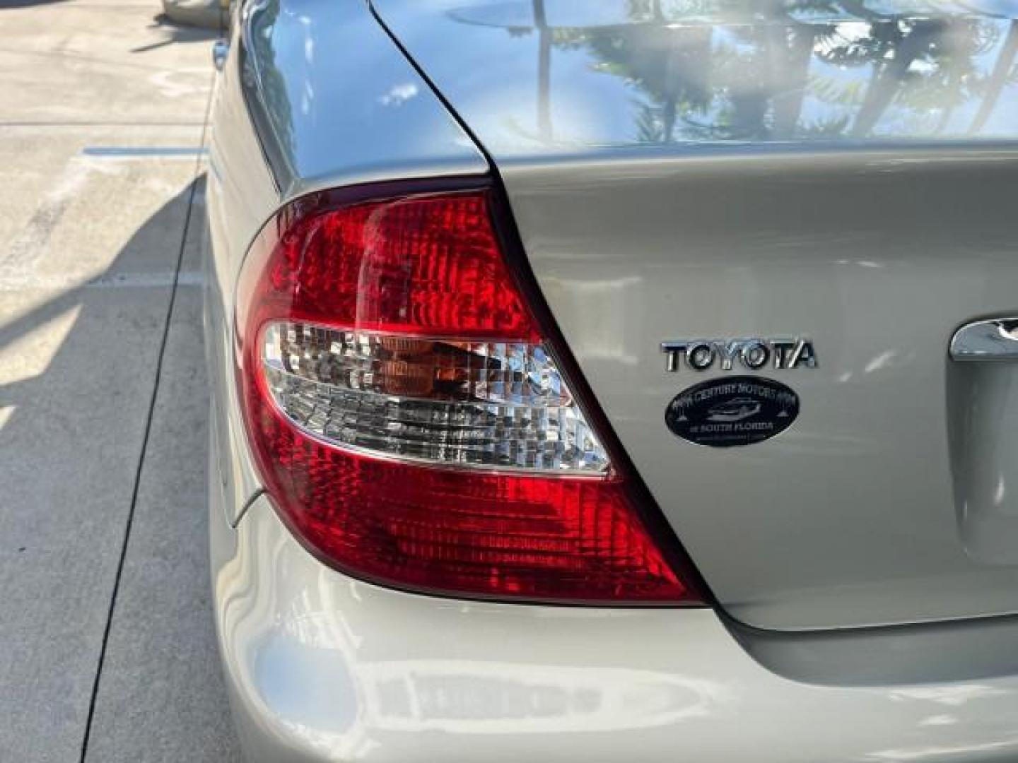 2004 Lunar Mist Metallic /Charcoal/Taupe Toyota Camry LE LOW MILES 74,675 (JTDBE32K840) with an 2.4L DOHC MPFI Vvti 16-Valve 4-Cyl Engine engine, Automatic transmission, located at 4701 North Dixie Hwy, Pompano Beach, FL, 33064, (954) 422-2889, 26.240938, -80.123474 - OUR WEBPAGE FLORIDACARS1.COM HAS OVER 100 PHOTOS AND FREE CARFAX LINK 2004 TOYOTA CAMRY LE ROAD READY 2.4L I4 VIN: JTDBE32K840300594 NO ACCIDENTS 32 MPG SEDAN 4 DR NO RECALLS FLORIDA OWNER 2.4L I4 F DOHC 16V 12 SERVICE RECORDS FRONT WHEEL DRIVE LOW MILES 74,675 POWER SEATS/MIRRORS Approach Lights Cr - Photo#97