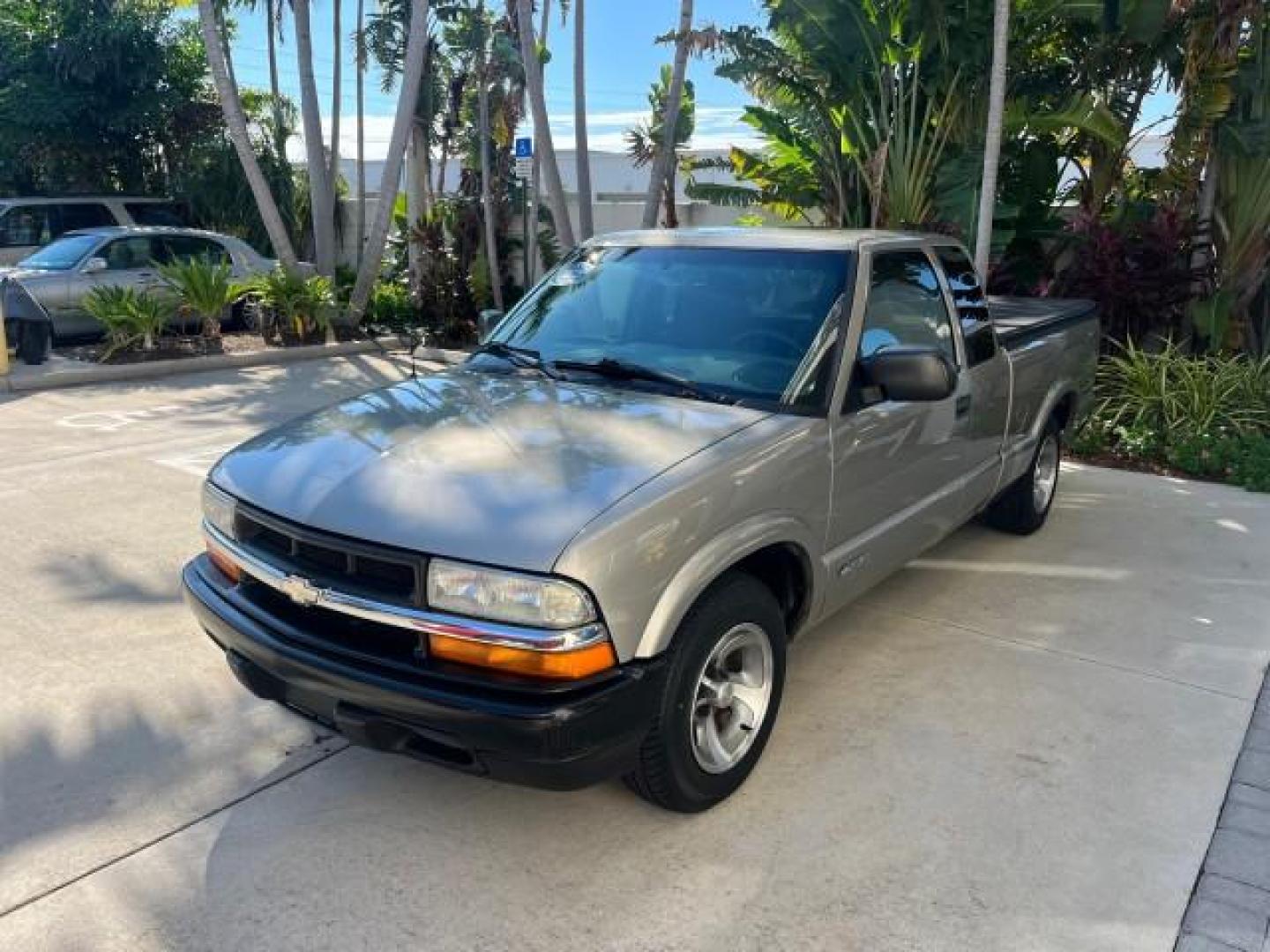 2002 Light Pewter Metallic /Graphite Chevrolet S-10 X CAB V6 LS LOW MILES 70,955 (1GCCS19W428) with an 4.3L Vortec 1000 SFI V6 Engine engine, Automatic transmission, located at 4701 North Dixie Hwy, Pompano Beach, FL, 33064, (954) 422-2889, 26.240938, -80.123474 - OUR WEBPAGE FLORIDACARS1.COM HAS OVER 100 PHOTOS AND FREE CARFAX LINK 2002 CHEVROLET S-10 ROAD READY 4.3L V6 VIN: 1GCCS19W428244386N NO ACCIDENTS 3 DOOR EXTENDED CAB PICKUP NO RECALLS 6.1 FT BED 4.3L V6 F OHV 12V FLORIDA OWNER GASOLINE LOW MILES 70,955 REAR WHEEL DRIVE WORK READY .1' Bed Length Anti - Photo#3