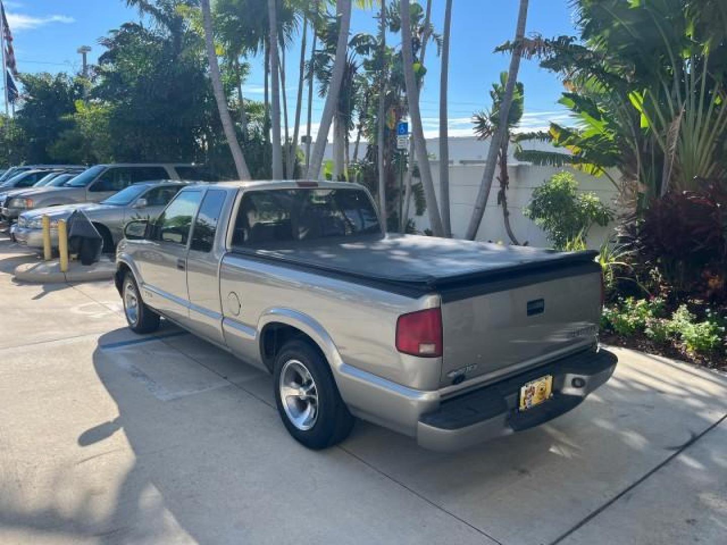 2002 Light Pewter Metallic /Graphite Chevrolet S-10 X CAB V6 LS LOW MILES 70,955 (1GCCS19W428) with an 4.3L Vortec 1000 SFI V6 Engine engine, Automatic transmission, located at 4701 North Dixie Hwy, Pompano Beach, FL, 33064, (954) 422-2889, 26.240938, -80.123474 - OUR WEBPAGE FLORIDACARS1.COM HAS OVER 100 PHOTOS AND FREE CARFAX LINK 2002 CHEVROLET S-10 ROAD READY 4.3L V6 VIN: 1GCCS19W428244386N NO ACCIDENTS 3 DOOR EXTENDED CAB PICKUP NO RECALLS 6.1 FT BED 4.3L V6 F OHV 12V FLORIDA OWNER GASOLINE LOW MILES 70,955 REAR WHEEL DRIVE WORK READY .1' Bed Length Anti - Photo#5