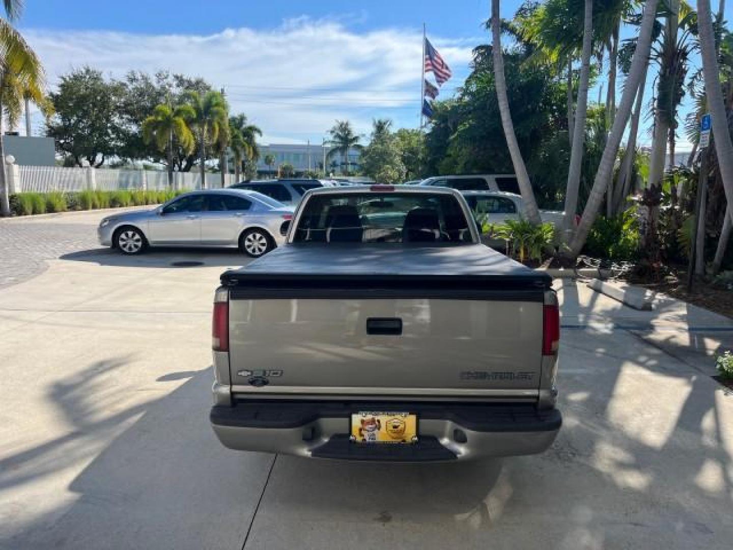 2002 Light Pewter Metallic /Graphite Chevrolet S-10 X CAB V6 LS LOW MILES 70,955 (1GCCS19W428) with an 4.3L Vortec 1000 SFI V6 Engine engine, Automatic transmission, located at 4701 North Dixie Hwy, Pompano Beach, FL, 33064, (954) 422-2889, 26.240938, -80.123474 - OUR WEBPAGE FLORIDACARS1.COM HAS OVER 100 PHOTOS AND FREE CARFAX LINK 2002 CHEVROLET S-10 ROAD READY 4.3L V6 VIN: 1GCCS19W428244386N NO ACCIDENTS 3 DOOR EXTENDED CAB PICKUP NO RECALLS 6.1 FT BED 4.3L V6 F OHV 12V FLORIDA OWNER GASOLINE LOW MILES 70,955 REAR WHEEL DRIVE WORK READY .1' Bed Length Anti - Photo#6