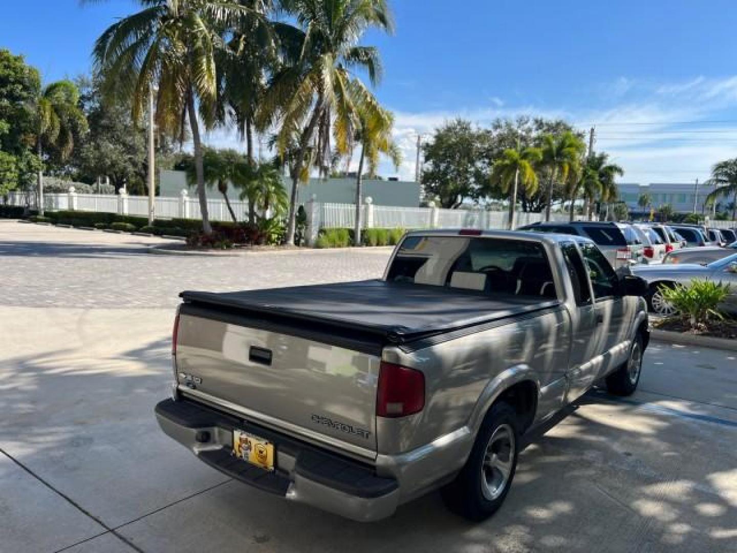 2002 Light Pewter Metallic /Graphite Chevrolet S-10 X CAB V6 LS LOW MILES 70,955 (1GCCS19W428) with an 4.3L Vortec 1000 SFI V6 Engine engine, Automatic transmission, located at 4701 North Dixie Hwy, Pompano Beach, FL, 33064, (954) 422-2889, 26.240938, -80.123474 - OUR WEBPAGE FLORIDACARS1.COM HAS OVER 100 PHOTOS AND FREE CARFAX LINK 2002 CHEVROLET S-10 ROAD READY 4.3L V6 VIN: 1GCCS19W428244386N NO ACCIDENTS 3 DOOR EXTENDED CAB PICKUP NO RECALLS 6.1 FT BED 4.3L V6 F OHV 12V FLORIDA OWNER GASOLINE LOW MILES 70,955 REAR WHEEL DRIVE WORK READY .1' Bed Length Anti - Photo#79