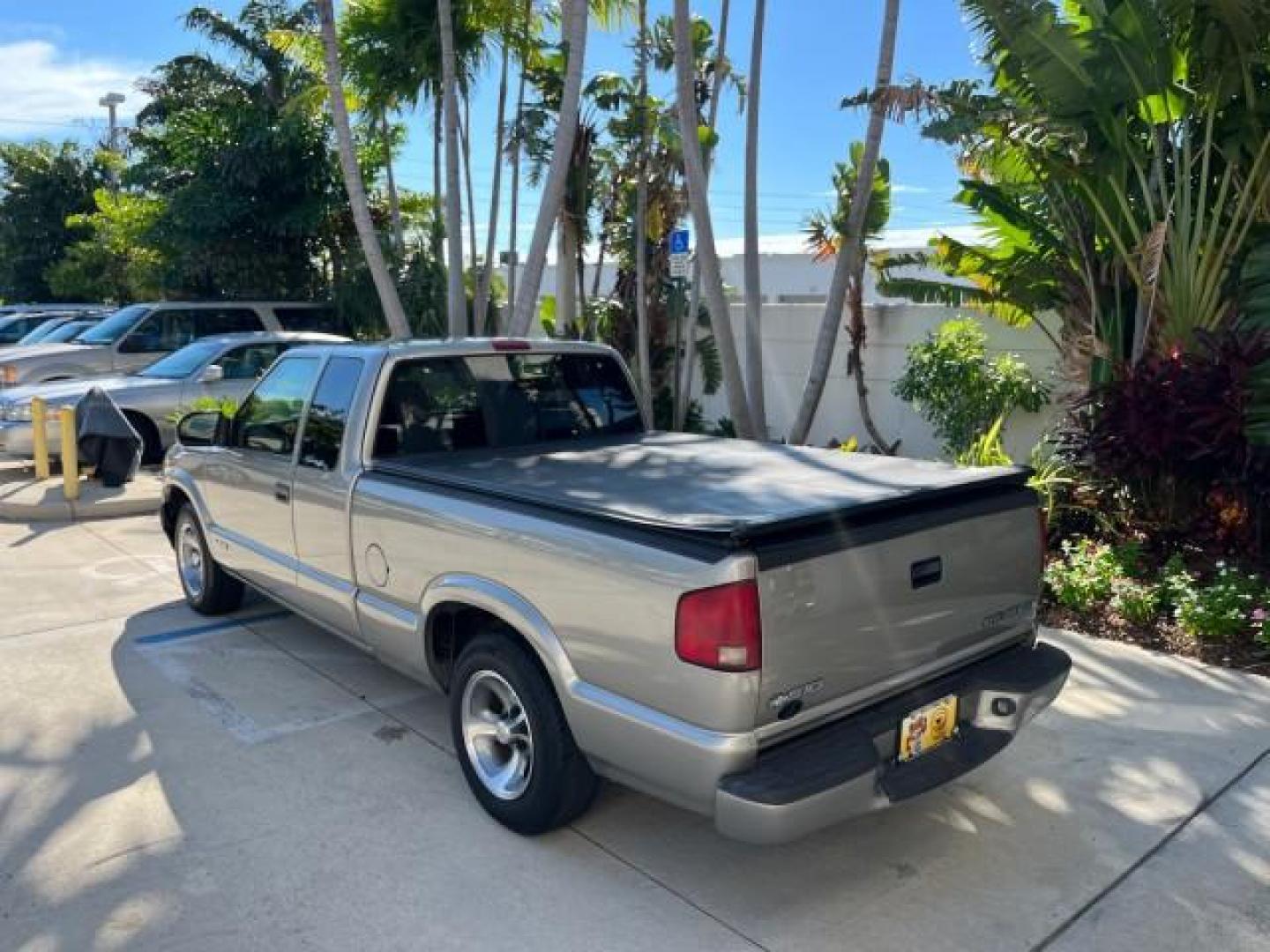 2002 Light Pewter Metallic /Graphite Chevrolet S-10 X CAB V6 LS LOW MILES 70,955 (1GCCS19W428) with an 4.3L Vortec 1000 SFI V6 Engine engine, Automatic transmission, located at 4701 North Dixie Hwy, Pompano Beach, FL, 33064, (954) 422-2889, 26.240938, -80.123474 - OUR WEBPAGE FLORIDACARS1.COM HAS OVER 100 PHOTOS AND FREE CARFAX LINK 2002 CHEVROLET S-10 ROAD READY 4.3L V6 VIN: 1GCCS19W428244386N NO ACCIDENTS 3 DOOR EXTENDED CAB PICKUP NO RECALLS 6.1 FT BED 4.3L V6 F OHV 12V FLORIDA OWNER GASOLINE LOW MILES 70,955 REAR WHEEL DRIVE WORK READY .1' Bed Length Anti - Photo#80