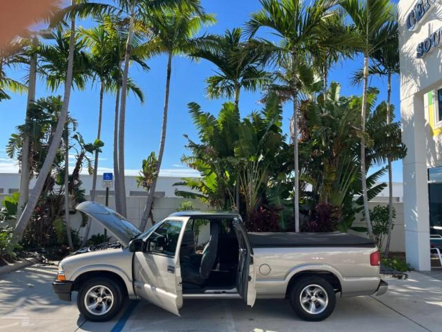 2002 Light Pewter Metallic /Graphite Chevrolet S-10 X CAB V6 LS LOW MILES 70,955 (1GCCS19W428) with an 4.3L Vortec 1000 SFI V6 Engine engine, Automatic transmission, located at 4701 North Dixie Hwy, Pompano Beach, FL, 33064, (954) 422-2889, 26.240938, -80.123474 - OUR WEBPAGE FLORIDACARS1.COM HAS OVER 100 PHOTOS AND FREE CARFAX LINK 2002 CHEVROLET S-10 ROAD READY 4.3L V6 VIN: 1GCCS19W428244386N NO ACCIDENTS 3 DOOR EXTENDED CAB PICKUP NO RECALLS 6.1 FT BED 4.3L V6 F OHV 12V FLORIDA OWNER GASOLINE LOW MILES 70,955 REAR WHEEL DRIVE WORK READY .1' Bed Length Anti - Photo#8