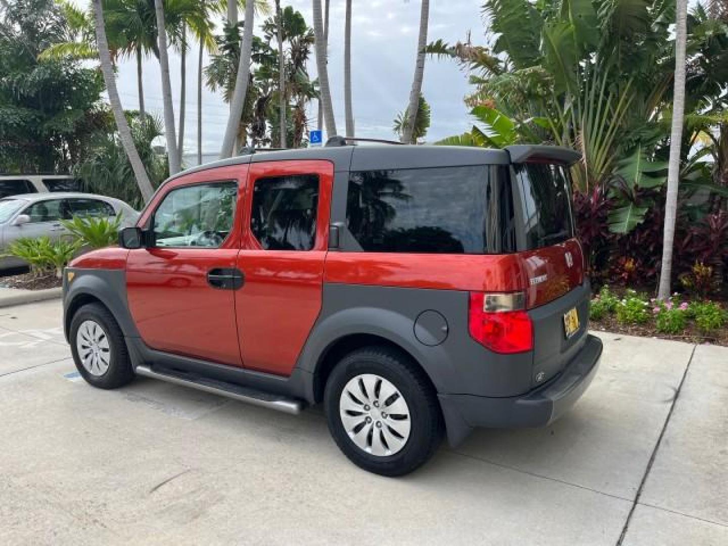 2004 /Black/Gray Honda Element LX LOW MILES 30,997 (5J6YH18354L) with an 2.4L DOHC MPFI 16-Valve i-VTEC I4 Engine engine, Automatic transmission, located at 4701 North Dixie Hwy, Pompano Beach, FL, 33064, (954) 422-2889, 26.240938, -80.123474 - OUR WEBPAGE FLORIDACARS1.COM HAS OVER 100 PHOTOS AND FREE CARFAX LINK 2004 HONDA ELEMENT LX ROAD READY 2.4L I4 VIN: 5J6YH18354L009520 NO ACCIDENTS 26 MPG 4 DOOR WAGON/SPORT UTILITY NO RECALLS 2.4L I4 F DOHC 16V FLORIDA OWNER GASOLINE LOW MILES 30,997 FRONT WHEEL DRIVE 7 SERVICE RECORDS FWD Front Buc - Photo#90