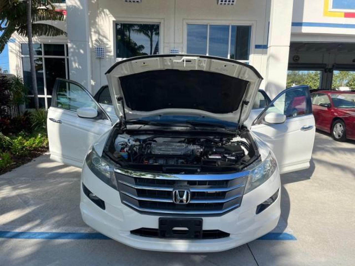 2011 White Diamond Pearl /Black Honda Accord Crosstour EX-L LOW MILES 36,764 (5J6TF1H5XBL) with an 3.5L SOHC MPFI 24-Valve i-VTEC V6 Engine engine, Automatic transmission, located at 4701 North Dixie Hwy, Pompano Beach, FL, 33064, (954) 422-2889, 26.240938, -80.123474 - OUR WEBPAGE FLORIDACARS1.COM HAS OVER 100 PHOTOS AND FREE CARFAX LINK 2011 HONDA ACCORD CROSSTOUR EX-L ROAD READY 3.5L V6 VIN: 5J6TF1H5XBL002318 NO ACCIDENTS 4 DOOR WAGON/SPORT UTILITY BACK UP CAMERA NO RECALLS 27 MPG 3.5L V6 F SOHC 24V BLUETOOTH POWER LEATHER SEATS GASOLINE POWER SUNROOF LOW MILES - Photo#16