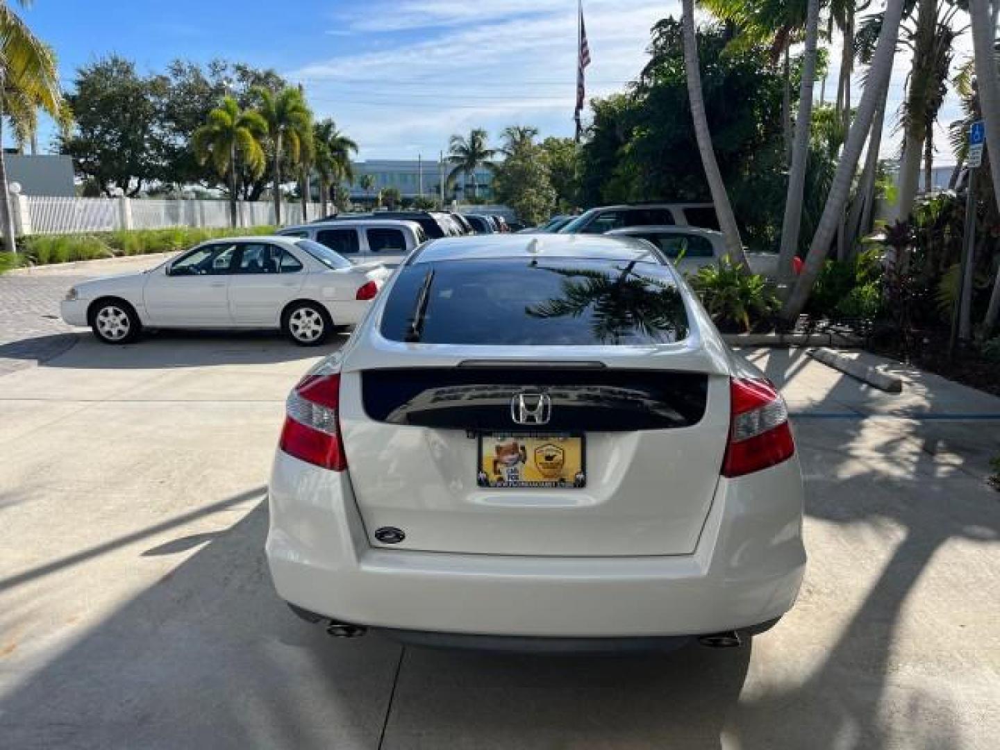 2011 White Diamond Pearl /Black Honda Accord Crosstour EX-L LOW MILES 36,764 (5J6TF1H5XBL) with an 3.5L SOHC MPFI 24-Valve i-VTEC V6 Engine engine, Automatic transmission, located at 4701 North Dixie Hwy, Pompano Beach, FL, 33064, (954) 422-2889, 26.240938, -80.123474 - OUR WEBPAGE FLORIDACARS1.COM HAS OVER 100 PHOTOS AND FREE CARFAX LINK 2011 HONDA ACCORD CROSSTOUR EX-L ROAD READY 3.5L V6 VIN: 5J6TF1H5XBL002318 NO ACCIDENTS 4 DOOR WAGON/SPORT UTILITY BACK UP CAMERA NO RECALLS 27 MPG 3.5L V6 F SOHC 24V BLUETOOTH POWER LEATHER SEATS GASOLINE POWER SUNROOF LOW MILES - Photo#6