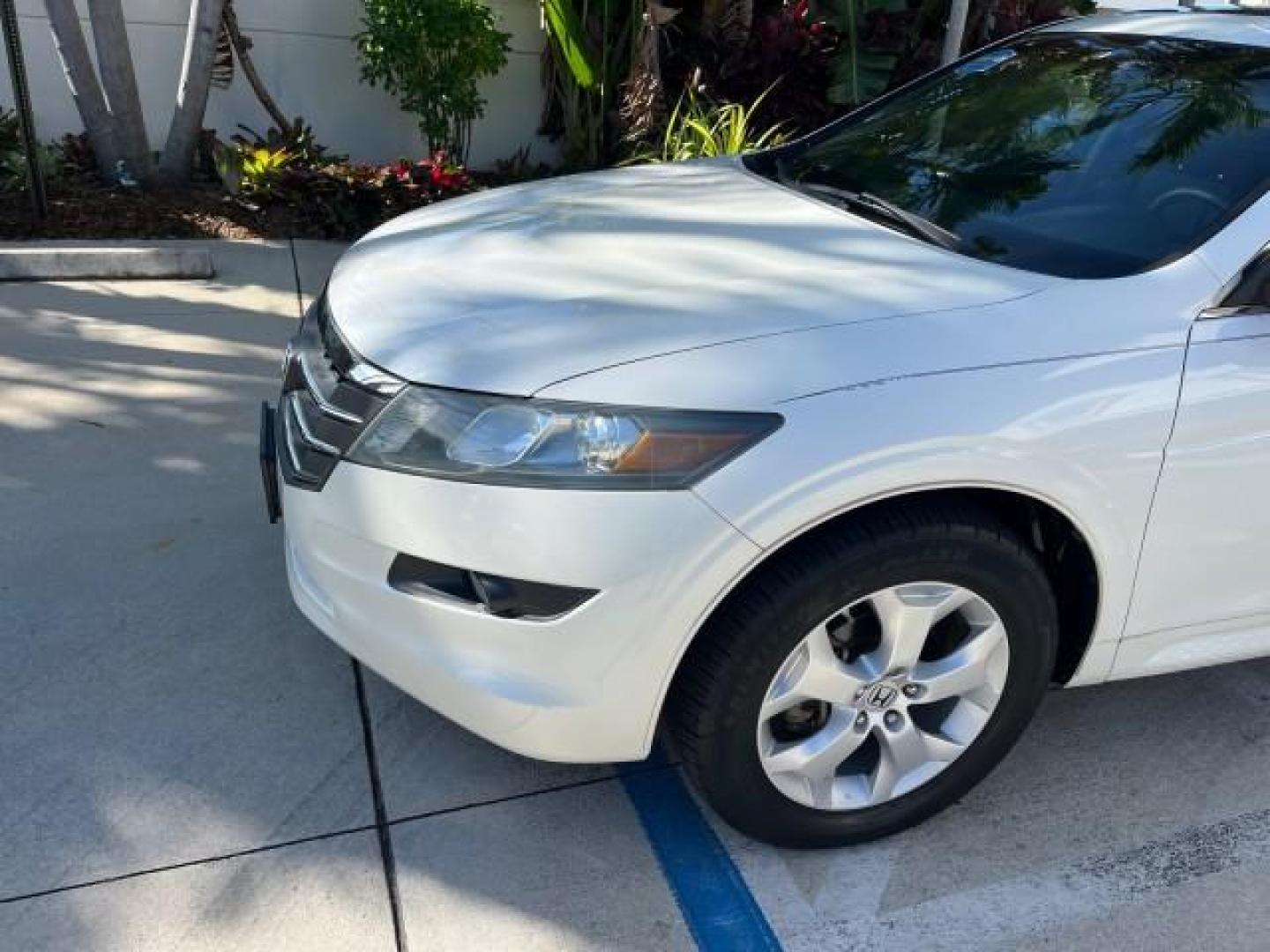 2011 White Diamond Pearl /Black Honda Accord Crosstour EX-L LOW MILES 36,764 (5J6TF1H5XBL) with an 3.5L SOHC MPFI 24-Valve i-VTEC V6 Engine engine, Automatic transmission, located at 4701 North Dixie Hwy, Pompano Beach, FL, 33064, (954) 422-2889, 26.240938, -80.123474 - OUR WEBPAGE FLORIDACARS1.COM HAS OVER 100 PHOTOS AND FREE CARFAX LINK 2011 HONDA ACCORD CROSSTOUR EX-L ROAD READY 3.5L V6 VIN: 5J6TF1H5XBL002318 NO ACCIDENTS 4 DOOR WAGON/SPORT UTILITY BACK UP CAMERA NO RECALLS 27 MPG 3.5L V6 F SOHC 24V BLUETOOTH POWER LEATHER SEATS GASOLINE POWER SUNROOF LOW MILES - Photo#80