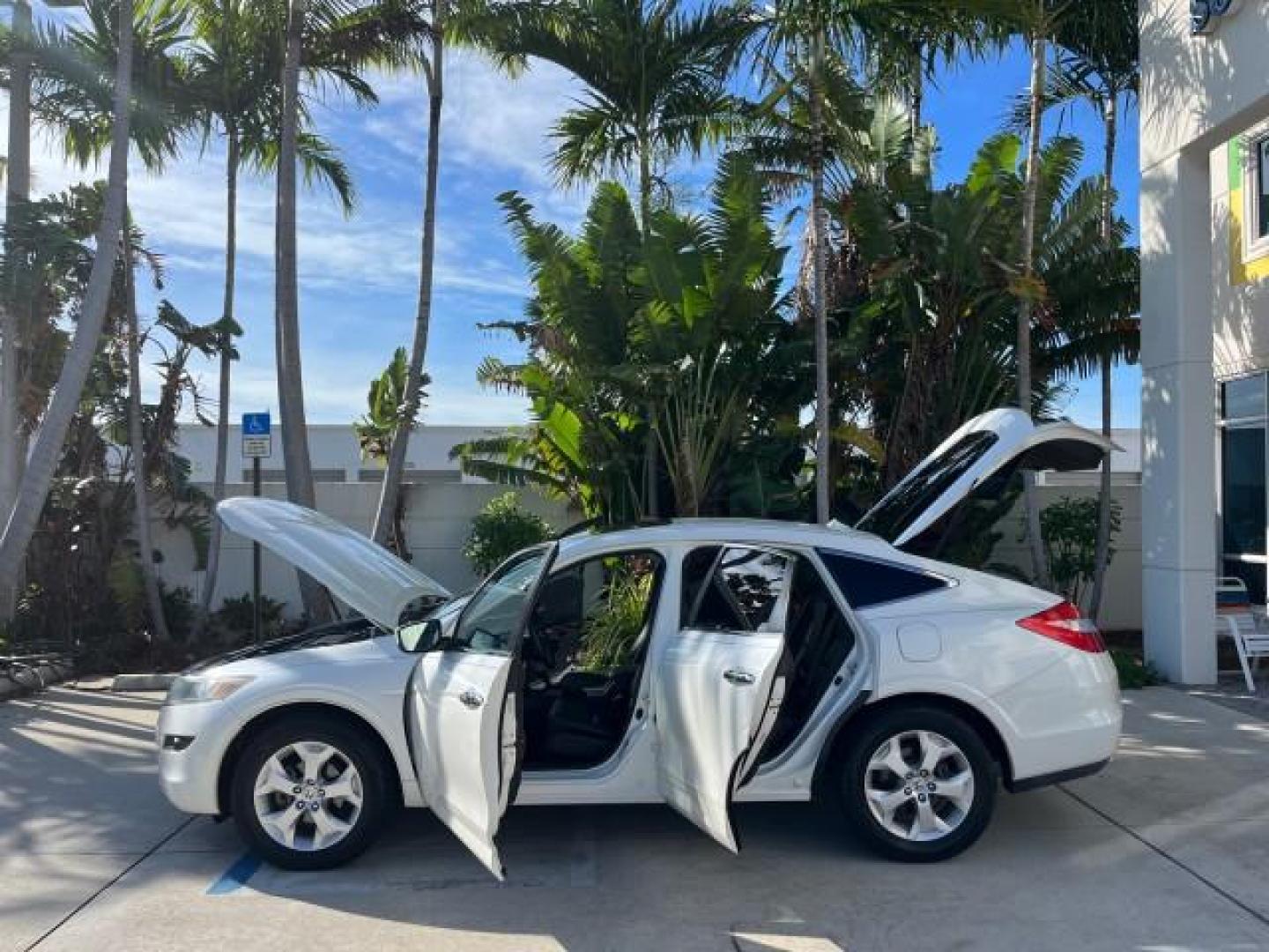 2011 White Diamond Pearl /Black Honda Accord Crosstour EX-L LOW MILES 36,764 (5J6TF1H5XBL) with an 3.5L SOHC MPFI 24-Valve i-VTEC V6 Engine engine, Automatic transmission, located at 4701 North Dixie Hwy, Pompano Beach, FL, 33064, (954) 422-2889, 26.240938, -80.123474 - OUR WEBPAGE FLORIDACARS1.COM HAS OVER 100 PHOTOS AND FREE CARFAX LINK 2011 HONDA ACCORD CROSSTOUR EX-L ROAD READY 3.5L V6 VIN: 5J6TF1H5XBL002318 NO ACCIDENTS 4 DOOR WAGON/SPORT UTILITY BACK UP CAMERA NO RECALLS 27 MPG 3.5L V6 F SOHC 24V BLUETOOTH POWER LEATHER SEATS GASOLINE POWER SUNROOF LOW MILES - Photo#8