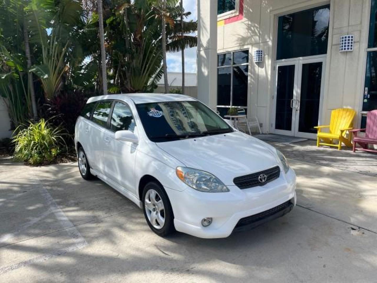 2006 Super White /Dark Gray Toyota Matrix 1 OWNER XR LOW MILES 47,836 (2T1KR32E96C) with an 1.8L DOHC 16-Valve 4-Cyl Engine engine, Automatic transmission, located at 4701 North Dixie Hwy, Pompano Beach, FL, 33064, (954) 422-2889, 26.240938, -80.123474 - OUR WEBPAGE FLORIDACARS1.COM HAS OVER 100 PHOTOS AND FREE CARFAX LINK 2006 TOYOTA MATRIX ROAD READY 1.8L I4 VIN: 2T1KR32E96C600281 NO ACCIDENTS 34 MPG HATCHBACK 4 DR 1 OWNER 1.8L I4 F DOHC 16V LOW MILES 47,836 GASOLINE 11 SERVICE RECORDS FRONT WHEEL DRIVE POWER MIRRORS Anti-Theft System FWD Front Bu - Photo#1