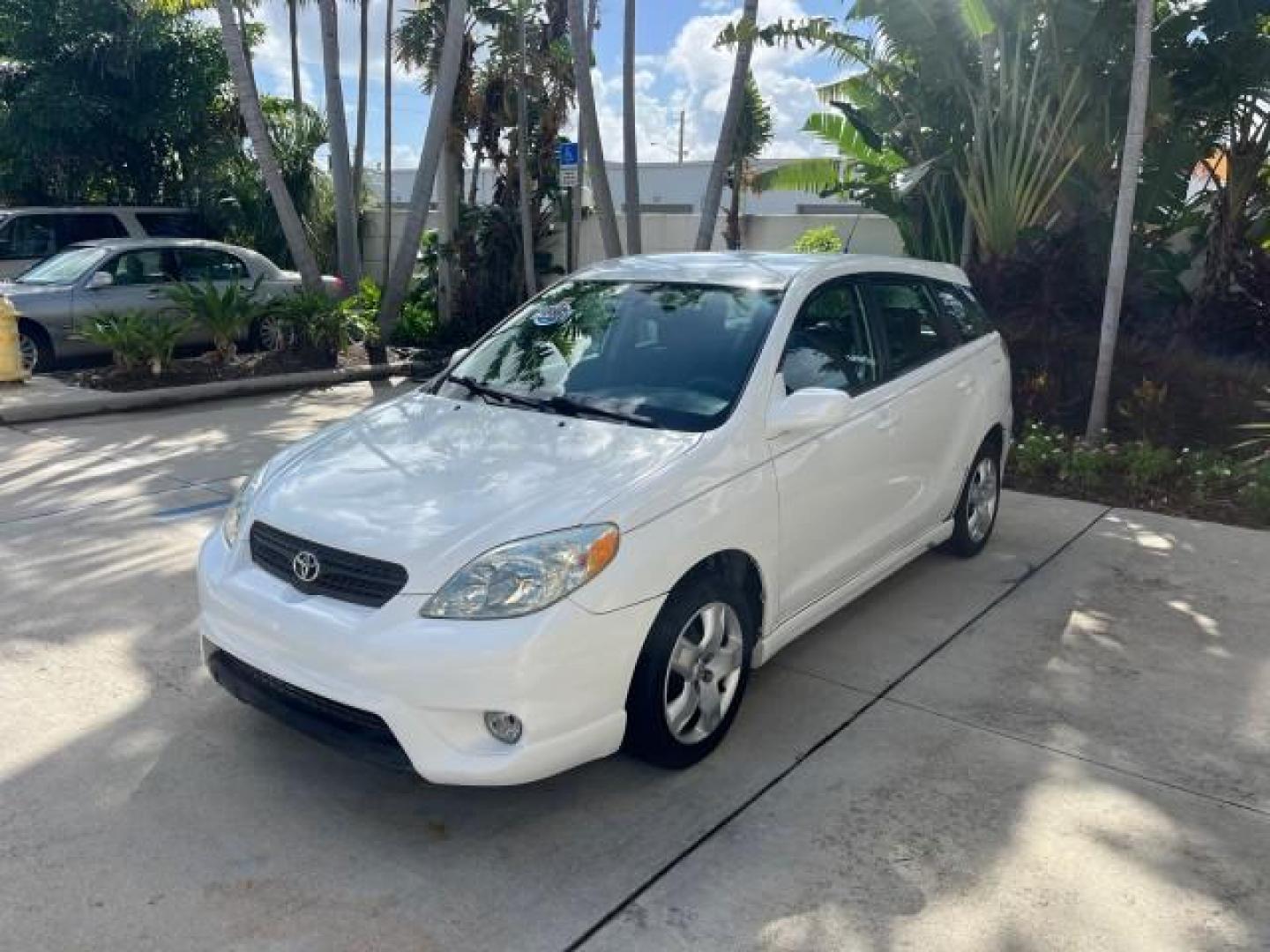 2006 Super White /Dark Gray Toyota Matrix 1 OWNER XR LOW MILES 47,836 (2T1KR32E96C) with an 1.8L DOHC 16-Valve 4-Cyl Engine engine, Automatic transmission, located at 4701 North Dixie Hwy, Pompano Beach, FL, 33064, (954) 422-2889, 26.240938, -80.123474 - OUR WEBPAGE FLORIDACARS1.COM HAS OVER 100 PHOTOS AND FREE CARFAX LINK 2006 TOYOTA MATRIX ROAD READY 1.8L I4 VIN: 2T1KR32E96C600281 NO ACCIDENTS 34 MPG HATCHBACK 4 DR 1 OWNER 1.8L I4 F DOHC 16V LOW MILES 47,836 GASOLINE 11 SERVICE RECORDS FRONT WHEEL DRIVE POWER MIRRORS Anti-Theft System FWD Front Bu - Photo#3