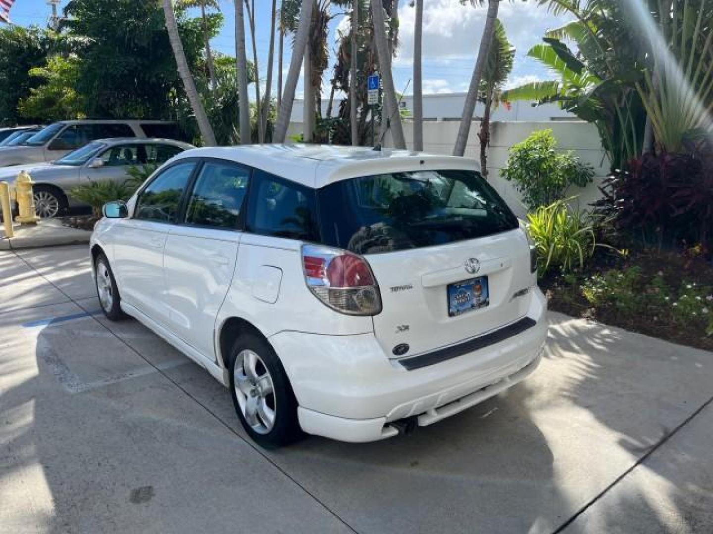 2006 Super White /Dark Gray Toyota Matrix 1 OWNER XR LOW MILES 47,836 (2T1KR32E96C) with an 1.8L DOHC 16-Valve 4-Cyl Engine engine, Automatic transmission, located at 4701 North Dixie Hwy, Pompano Beach, FL, 33064, (954) 422-2889, 26.240938, -80.123474 - OUR WEBPAGE FLORIDACARS1.COM HAS OVER 100 PHOTOS AND FREE CARFAX LINK 2006 TOYOTA MATRIX ROAD READY 1.8L I4 VIN: 2T1KR32E96C600281 NO ACCIDENTS 34 MPG HATCHBACK 4 DR 1 OWNER 1.8L I4 F DOHC 16V LOW MILES 47,836 GASOLINE 11 SERVICE RECORDS FRONT WHEEL DRIVE POWER MIRRORS Anti-Theft System FWD Front Bu - Photo#5