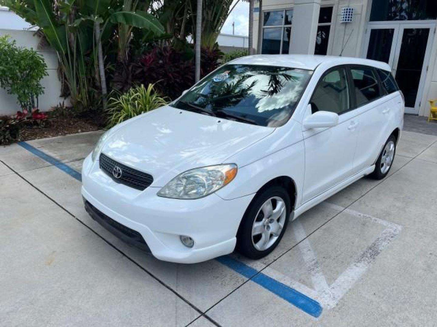 2006 Super White /Dark Gray Toyota Matrix 1 OWNER XR LOW MILES 47,836 (2T1KR32E96C) with an 1.8L DOHC 16-Valve 4-Cyl Engine engine, Automatic transmission, located at 4701 North Dixie Hwy, Pompano Beach, FL, 33064, (954) 422-2889, 26.240938, -80.123474 - OUR WEBPAGE FLORIDACARS1.COM HAS OVER 100 PHOTOS AND FREE CARFAX LINK 2006 TOYOTA MATRIX ROAD READY 1.8L I4 VIN: 2T1KR32E96C600281 NO ACCIDENTS 34 MPG HATCHBACK 4 DR 1 OWNER 1.8L I4 F DOHC 16V LOW MILES 47,836 GASOLINE 11 SERVICE RECORDS FRONT WHEEL DRIVE POWER MIRRORS Anti-Theft System FWD Front Bu - Photo#88