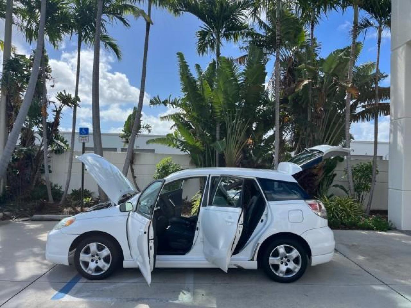 2006 Super White /Dark Gray Toyota Matrix 1 OWNER XR LOW MILES 47,836 (2T1KR32E96C) with an 1.8L DOHC 16-Valve 4-Cyl Engine engine, Automatic transmission, located at 4701 North Dixie Hwy, Pompano Beach, FL, 33064, (954) 422-2889, 26.240938, -80.123474 - OUR WEBPAGE FLORIDACARS1.COM HAS OVER 100 PHOTOS AND FREE CARFAX LINK 2006 TOYOTA MATRIX ROAD READY 1.8L I4 VIN: 2T1KR32E96C600281 NO ACCIDENTS 34 MPG HATCHBACK 4 DR 1 OWNER 1.8L I4 F DOHC 16V LOW MILES 47,836 GASOLINE 11 SERVICE RECORDS FRONT WHEEL DRIVE POWER MIRRORS Anti-Theft System FWD Front Bu - Photo#8